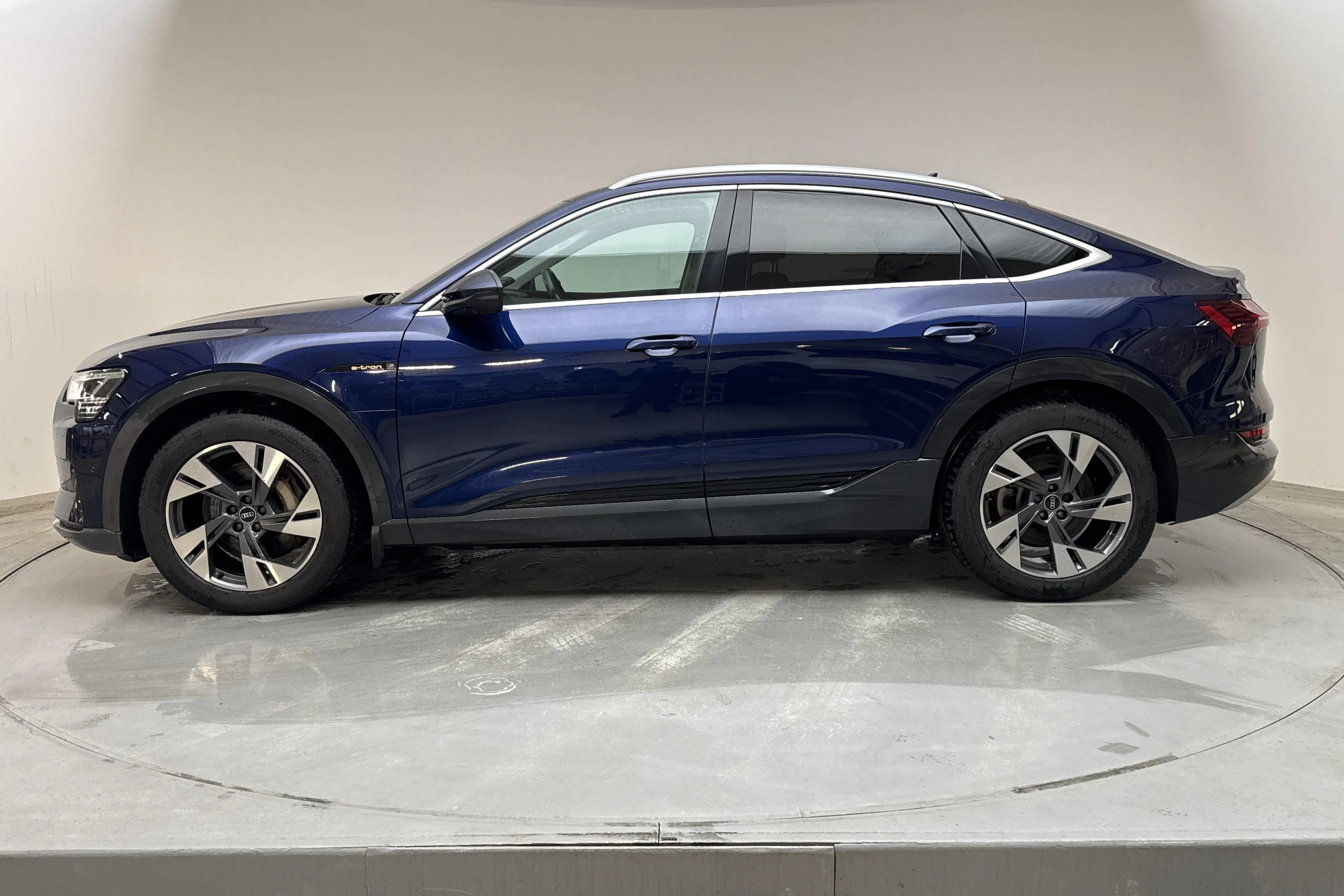 Presentationsfoto 2 av 18: Audi e-tron Sportback 55 quattro 95kWh (408hk) - 4 959 mil - Automat - blå - 2022