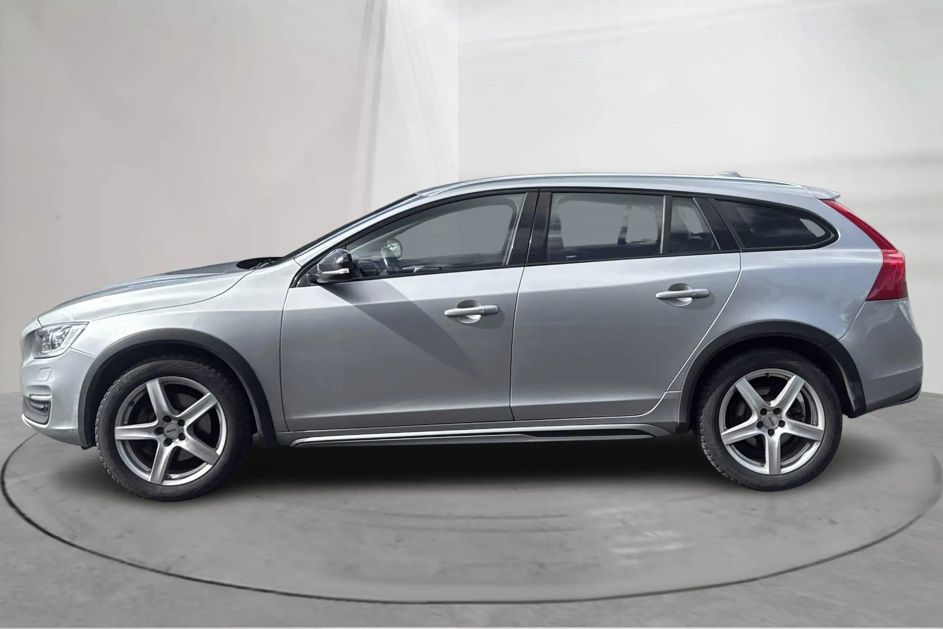 Presentationsfoto 2 av 14: Volvo V60 D4 Cross Country AWD (190hk) - 22 128 mil - Automat - silver - 2018