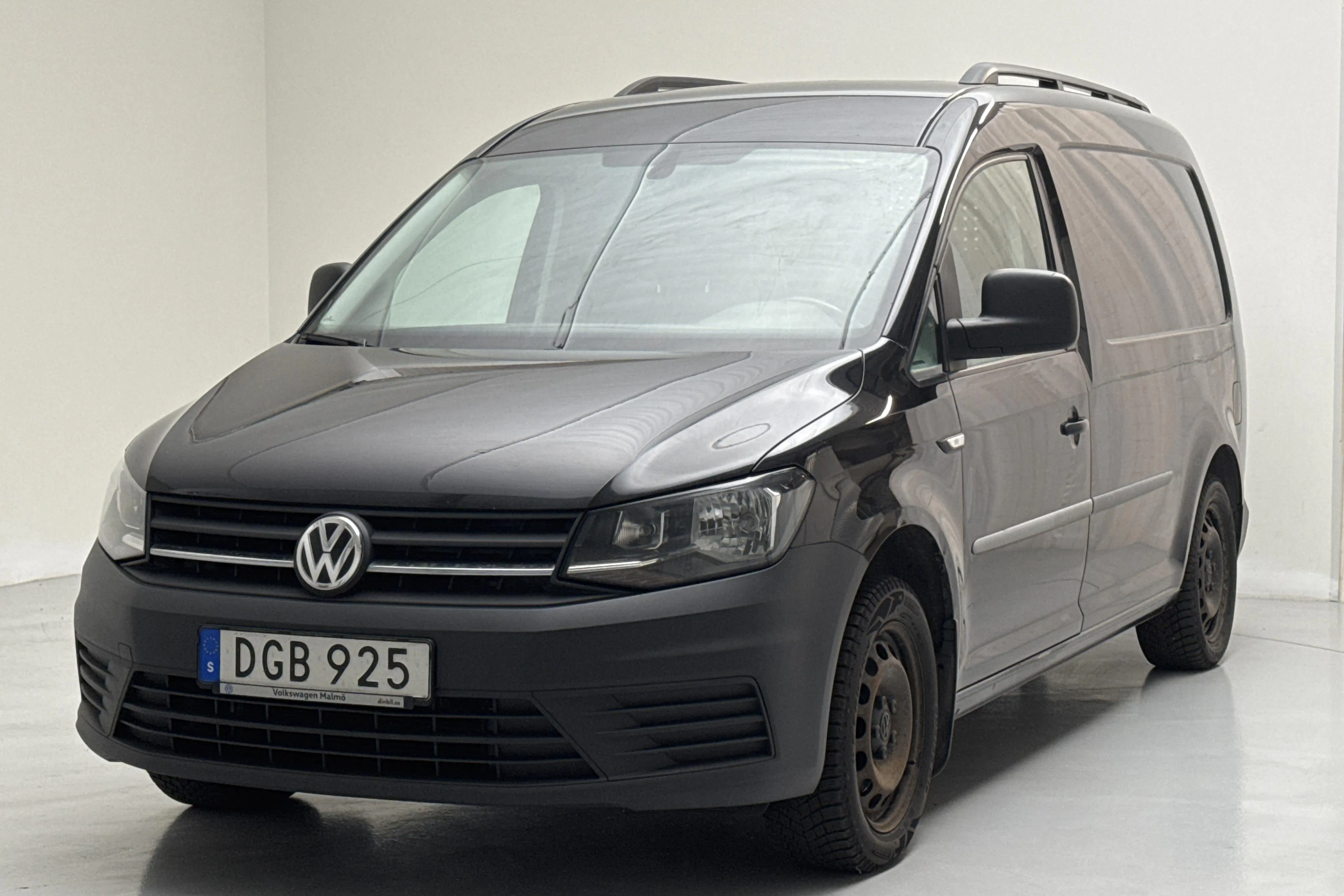 Presentationsfoto 1 av 14: VW Caddy 2.0 TDI Maxi Skåp (102hk) - 19 189 mil - Automat - svart - 2017