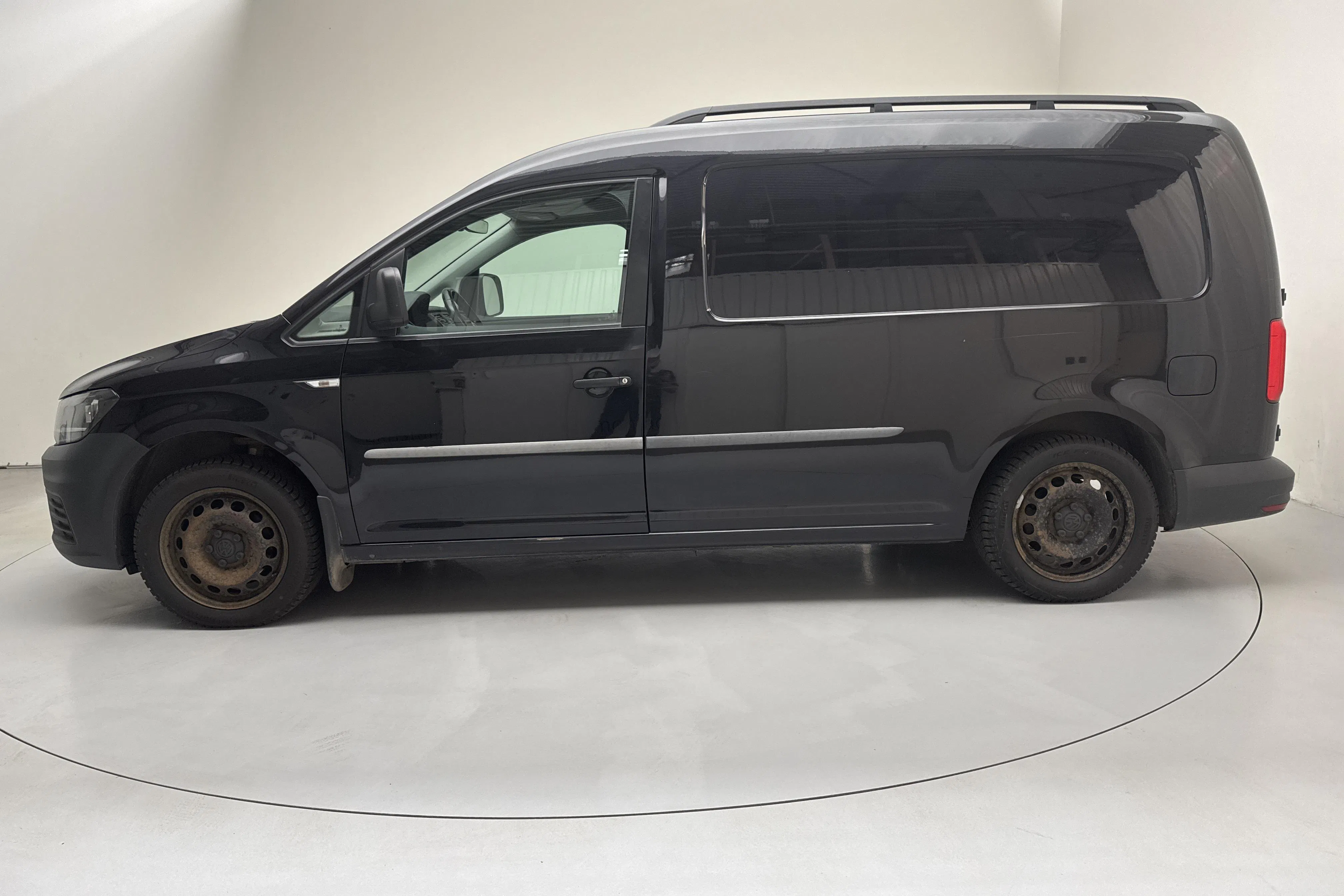 Presentationsfoto 2 av 14: VW Caddy 2.0 TDI Maxi Skåp (102hk) - 19 189 mil - Automat - svart - 2017