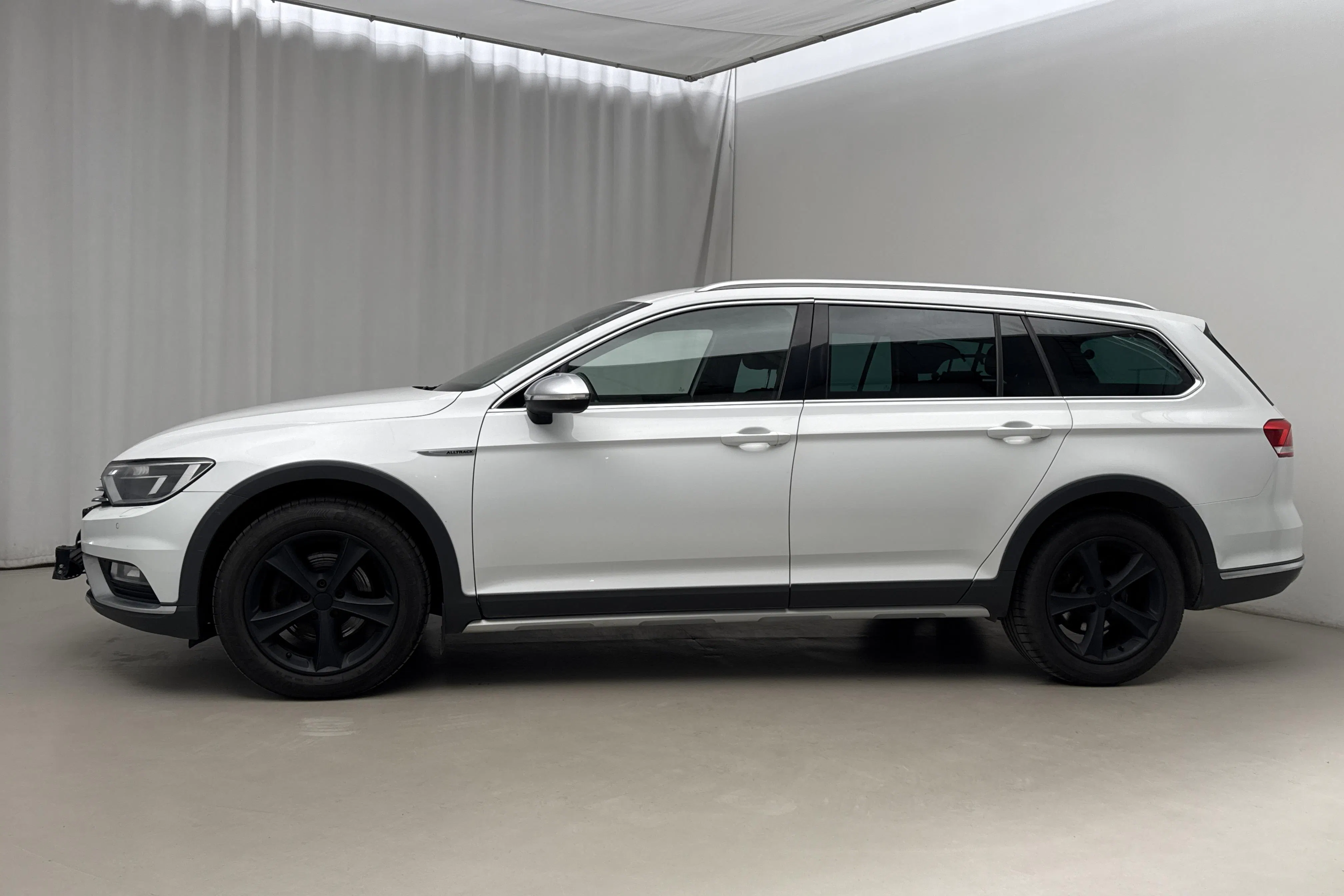 Presentationsfoto 2 av 22: VW Passat Alltrack 2.0 TDI 4MOTION (190hk) - 17 041 mil - Automat - vit - 2017