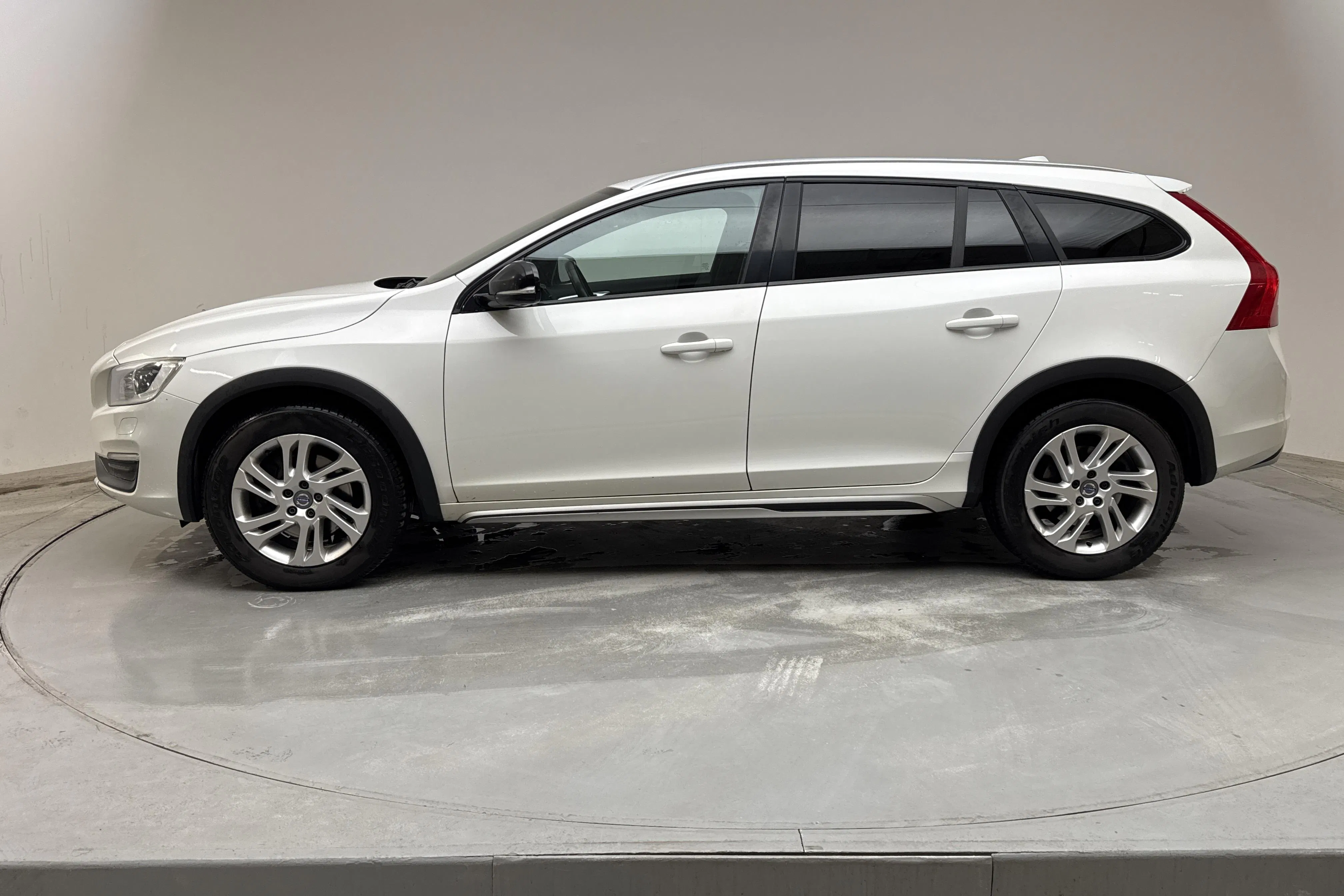 Presentationsfoto 2 av 13: Volvo V60 D4 Cross Country AWD (190hk) - 20 984 mil - Automat - vit - 2016