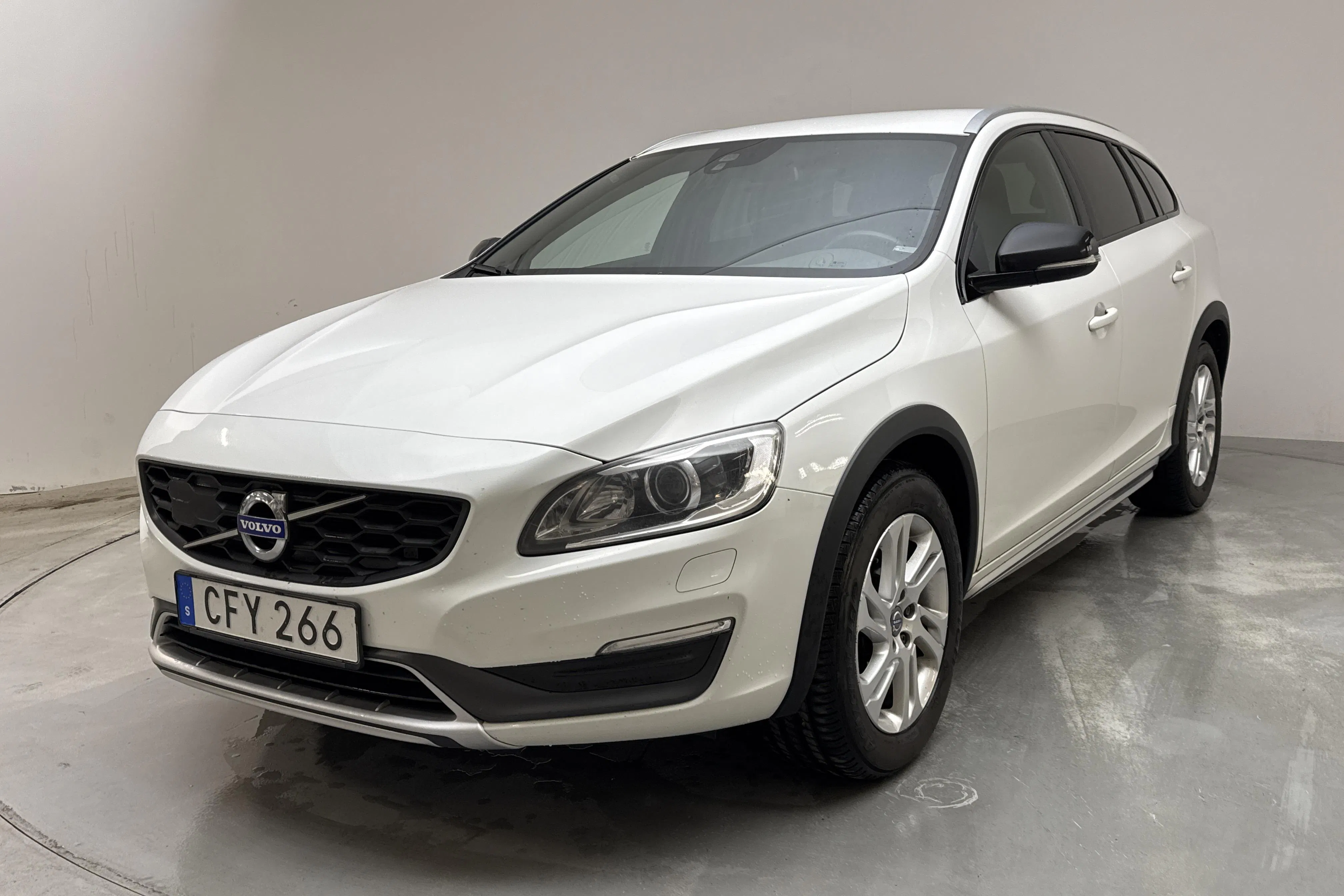 Presentationsfoto 1 av 13: Volvo V60 D4 Cross Country AWD (190hk) - 20 984 mil - Automat - vit - 2016