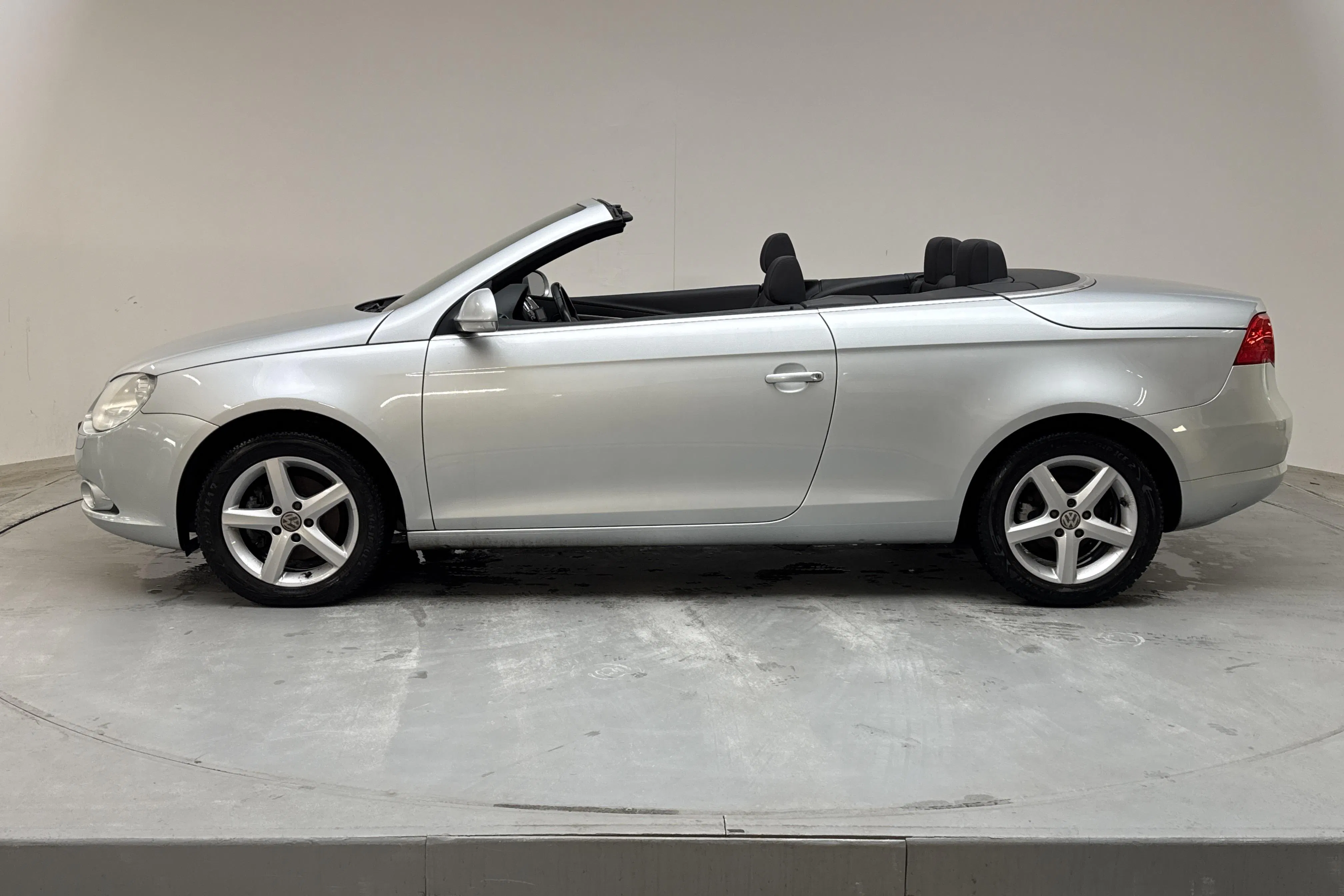 Presentationsfoto 2 av 19: VW Eos 2.0 FSI Cabriolet (150hk) - 14 293 mil - Manuell - silver - 2008