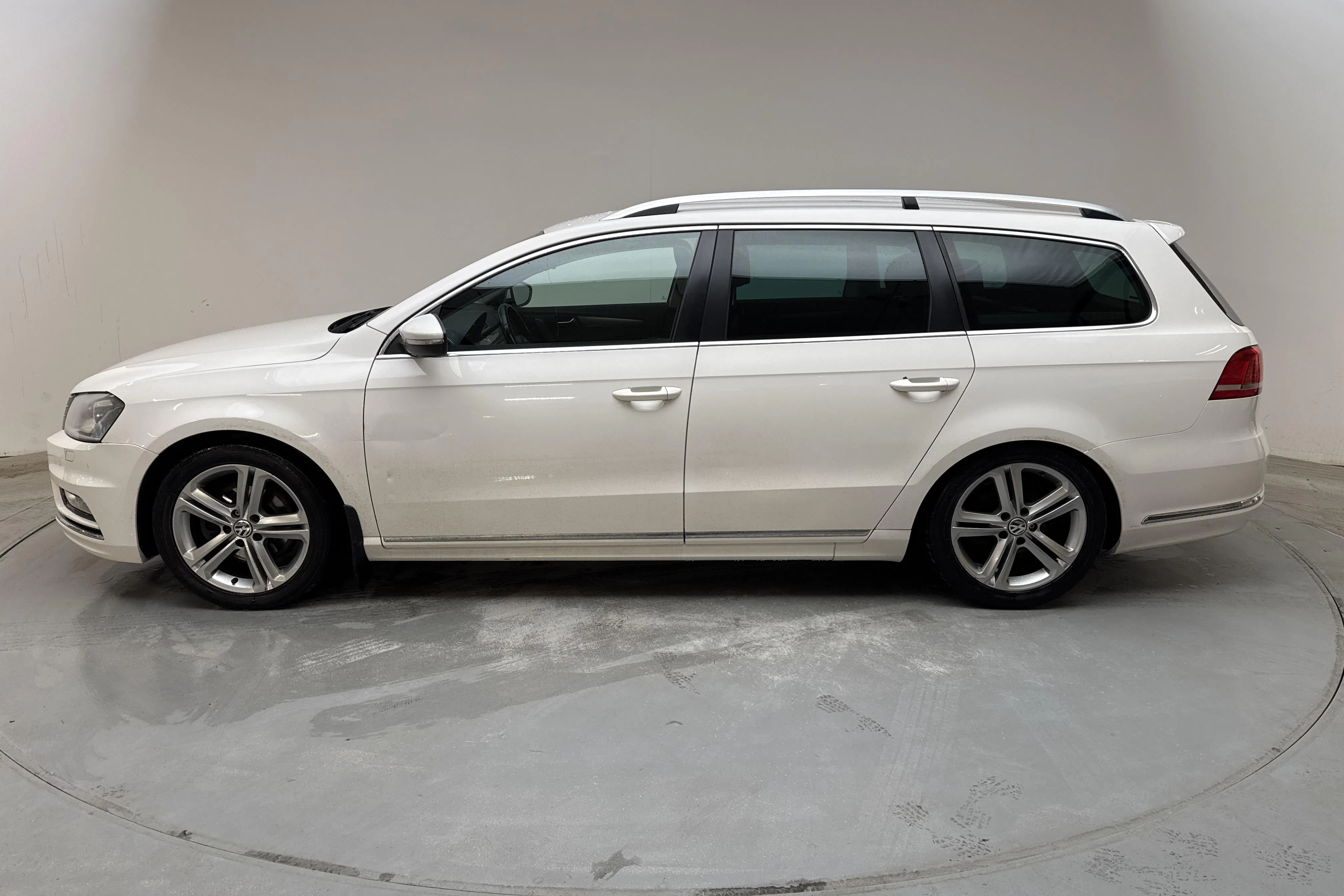 Presentationsfoto 2 av 13: VW Passat 2.0 TDI BlueMotion Technology Variant 4Motion (177hk) - 21 905 mil - Automat - vit - 2014