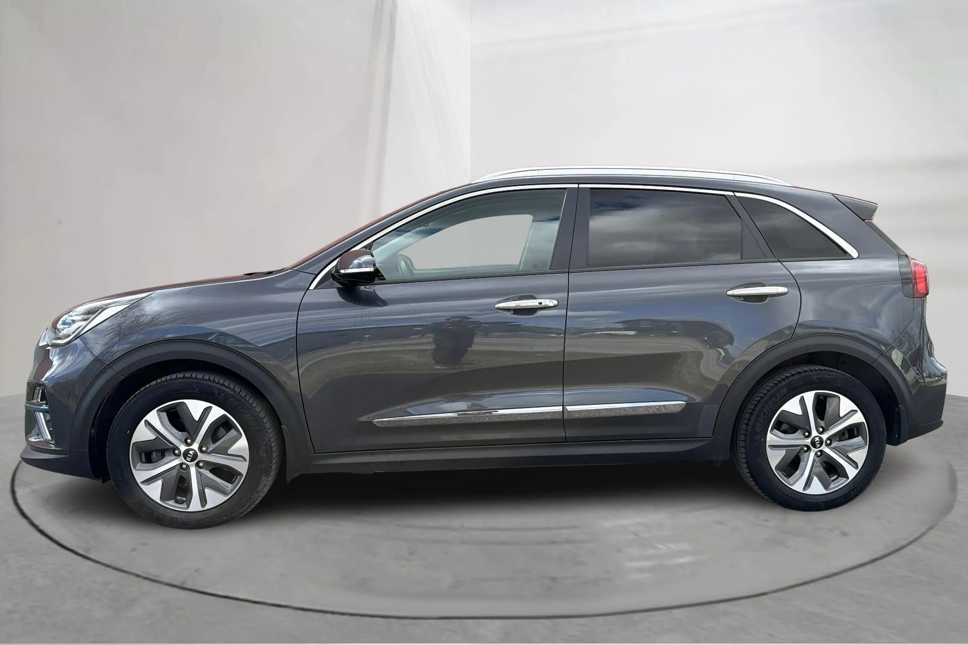 Presentationsfoto 2 av 18: KIA e-Niro 64kWh (204hk) - 6 601 mil - Automat - grå - 2020