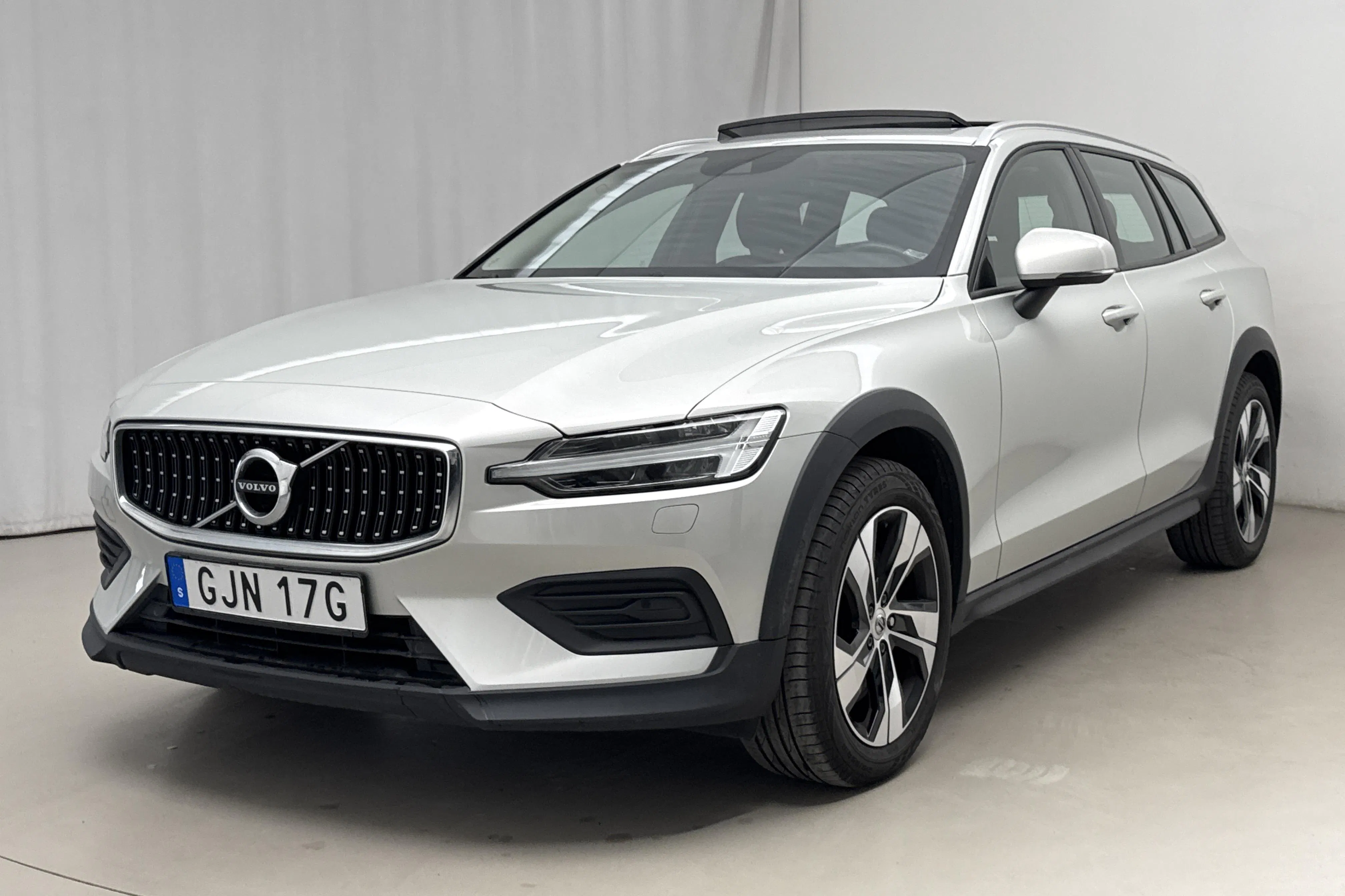Presentationsfoto 1 av 22: Volvo V60 D4 Cross Country AWD (190hk) - 16 797 mil - Automat - vit - 2020