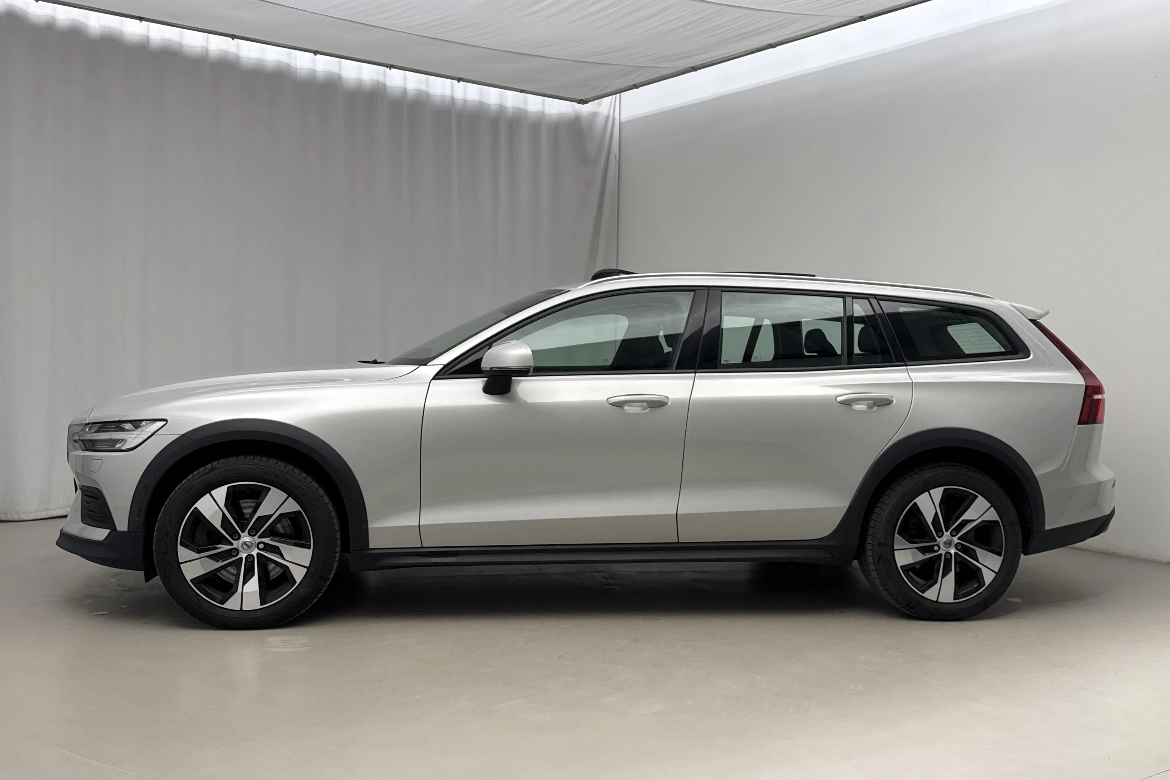 Presentationsfoto 2 av 22: Volvo V60 D4 Cross Country AWD (190hk) - 16 797 mil - Automat - vit - 2020