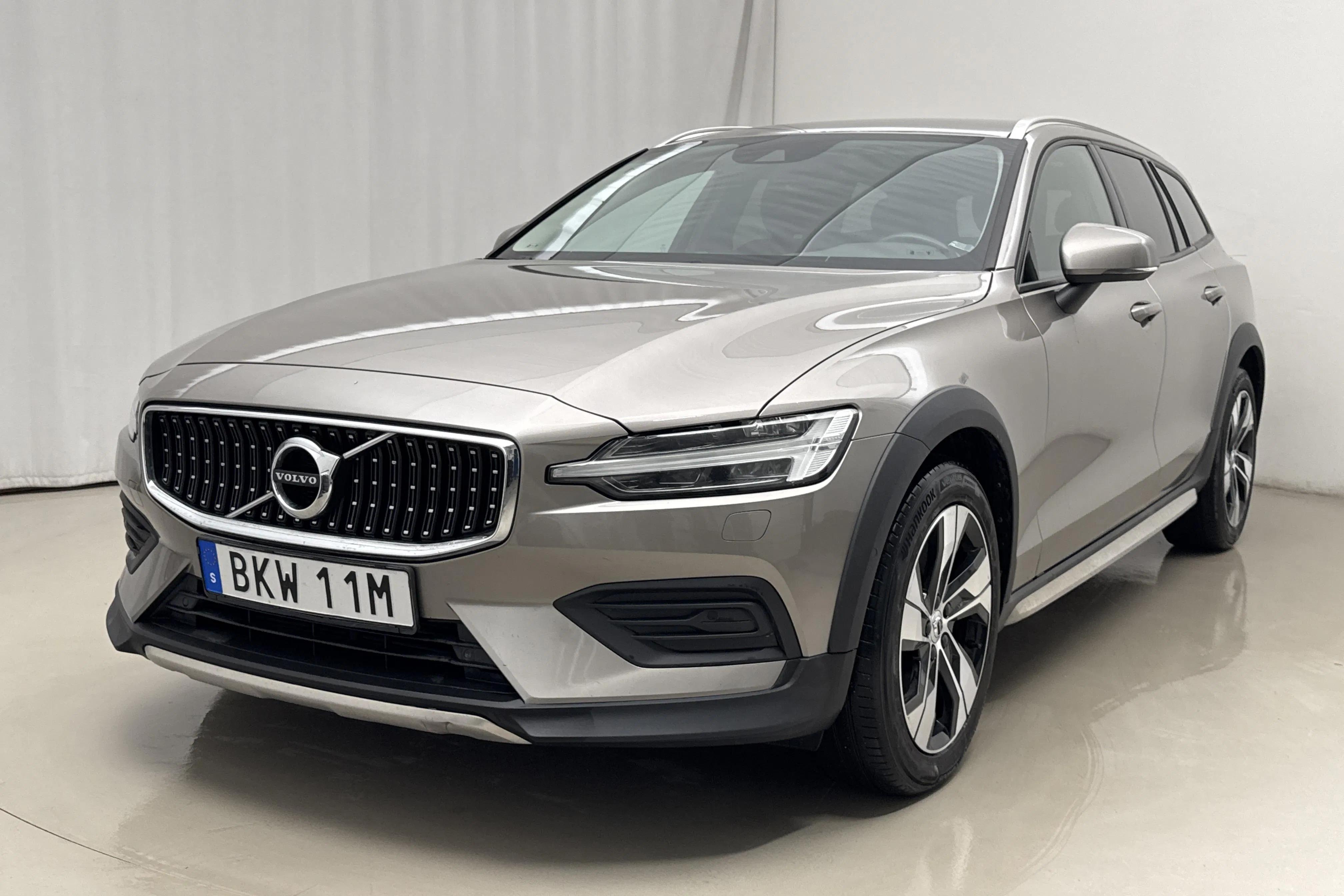 Presentationsfoto 1 av 19: Volvo V60 D4 Cross Country AWD (190hk) - 16 245 mil - Automat - grå - 2020