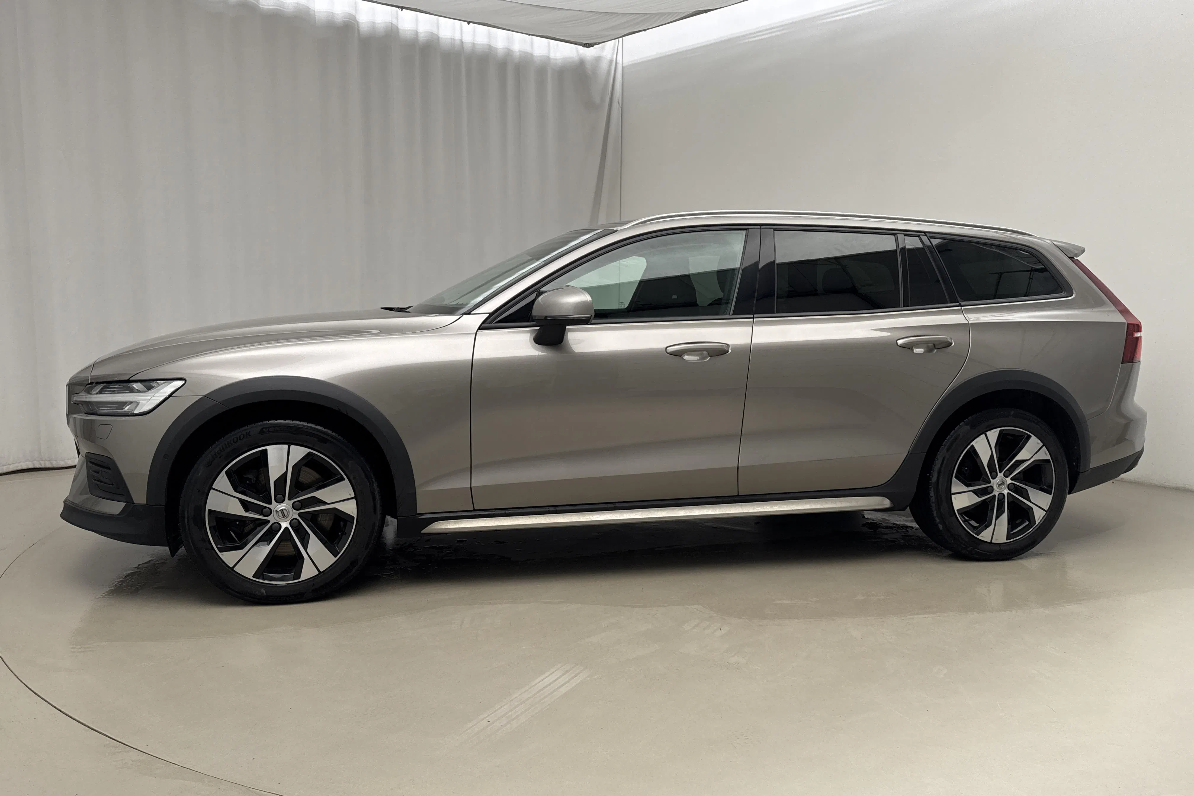 Presentationsfoto 2 av 19: Volvo V60 D4 Cross Country AWD (190hk) - 16 245 mil - Automat - grå - 2020