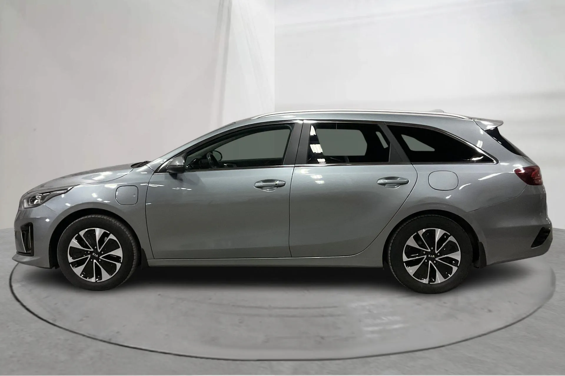 Esitlusfoto 2 aadressil 19: KIA Ceed 1.6 Plug-in Hybrid SW (141hk) - 78 910 km - Automaatne - hall - 2020