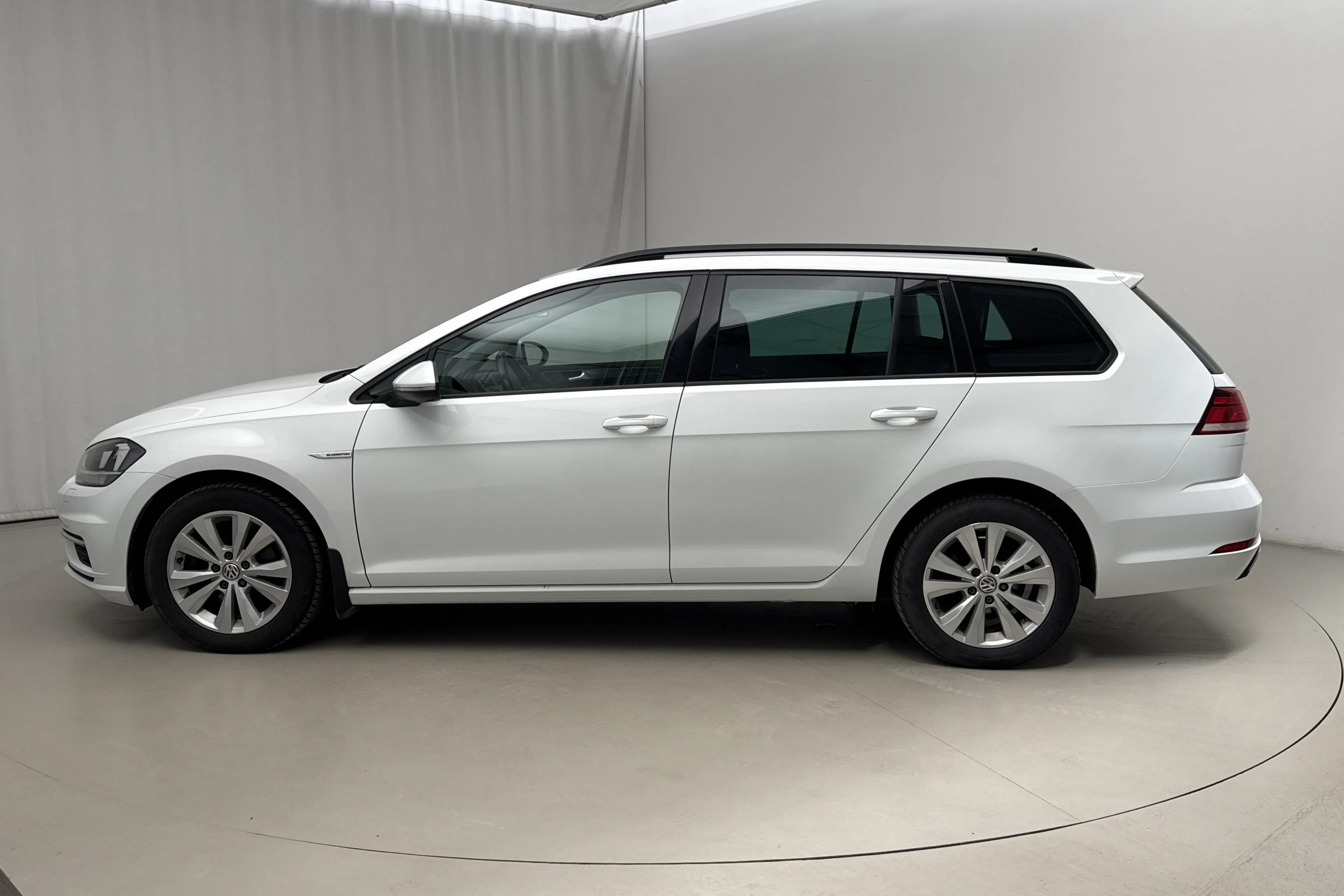 Presentationsfoto 2 av 18: VW Golf VII 1.4 TGI BlueMotion Sportscombi (110hk) - 17 836 mil - Automat - vit - 2018