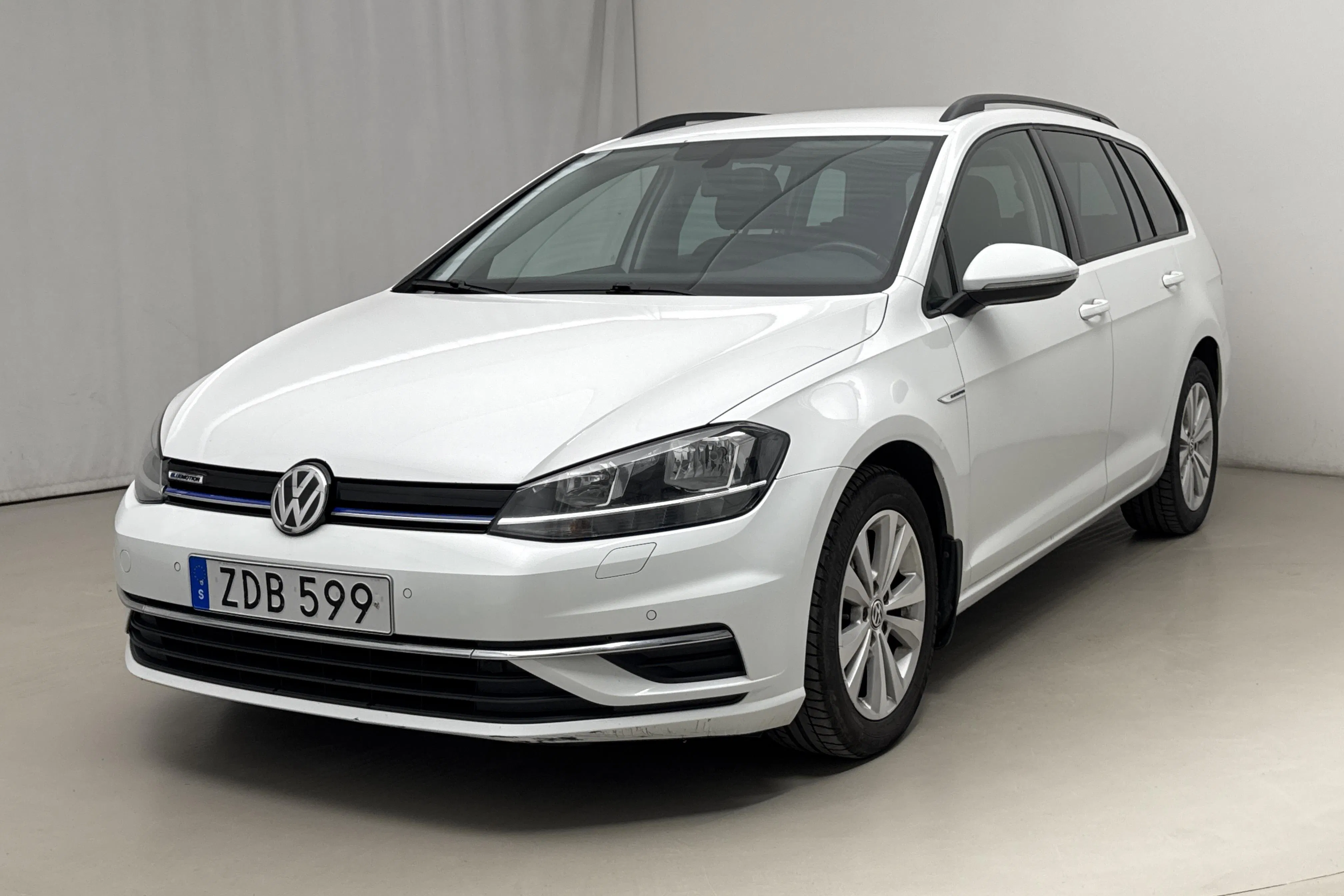 Presentationsfoto 1 av 18: VW Golf VII 1.4 TGI BlueMotion Sportscombi (110hk) - 17 836 mil - Automat - vit - 2018