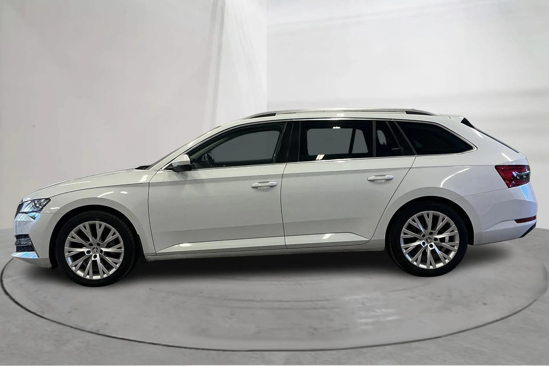 Presentationsfoto 2 av 20: Skoda Superb 1.4 TSI PHEV Kombi (218hk) - 14 983 mil - Automat - vit - 2022