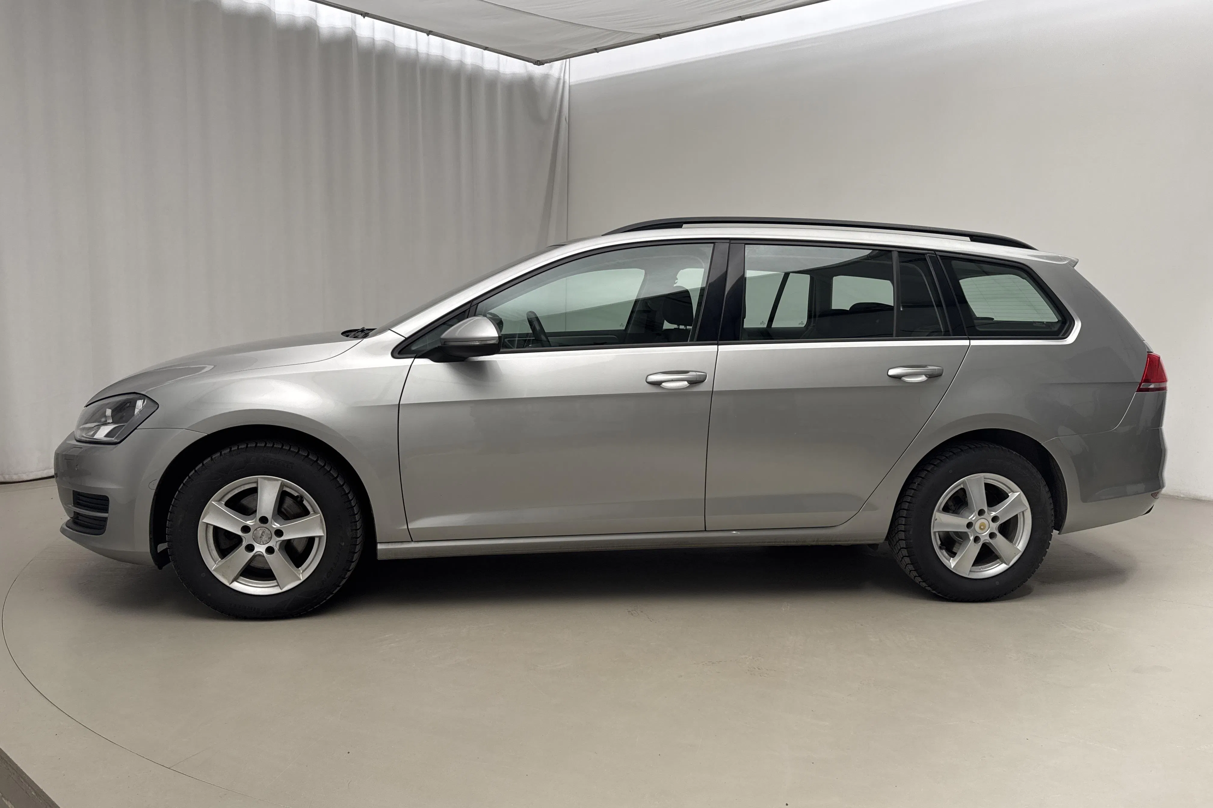Presentationsfoto 2 av 16: VW Golf VII 1.2 TSI Sportscombi (105hk) - 14 755 mil - Automat - silver - 2015