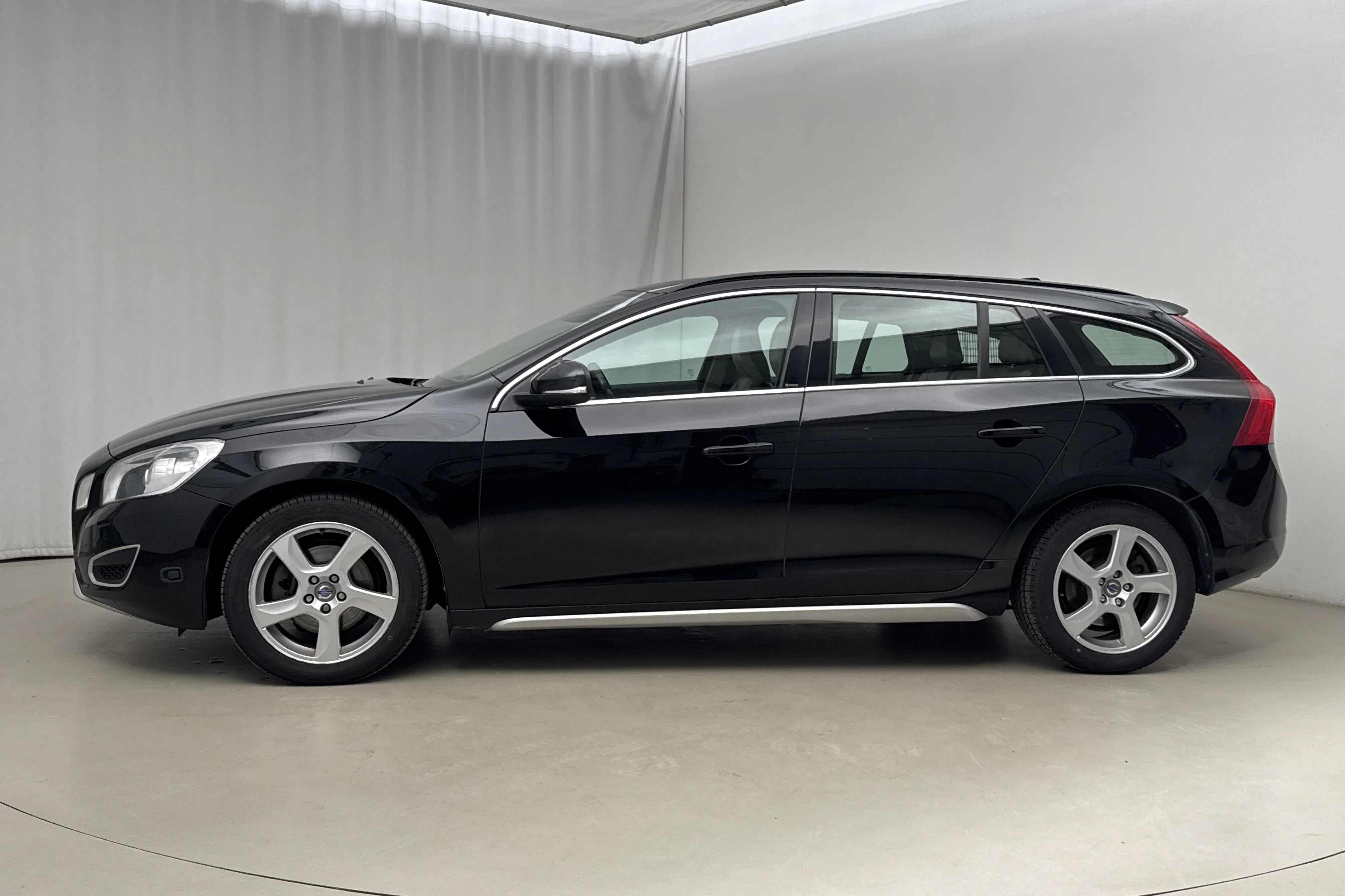Præsentationsfoto 2 af 16: Volvo V60 T4F (180hk) - 141 620 kilometer - Manuel - Sort - 2013