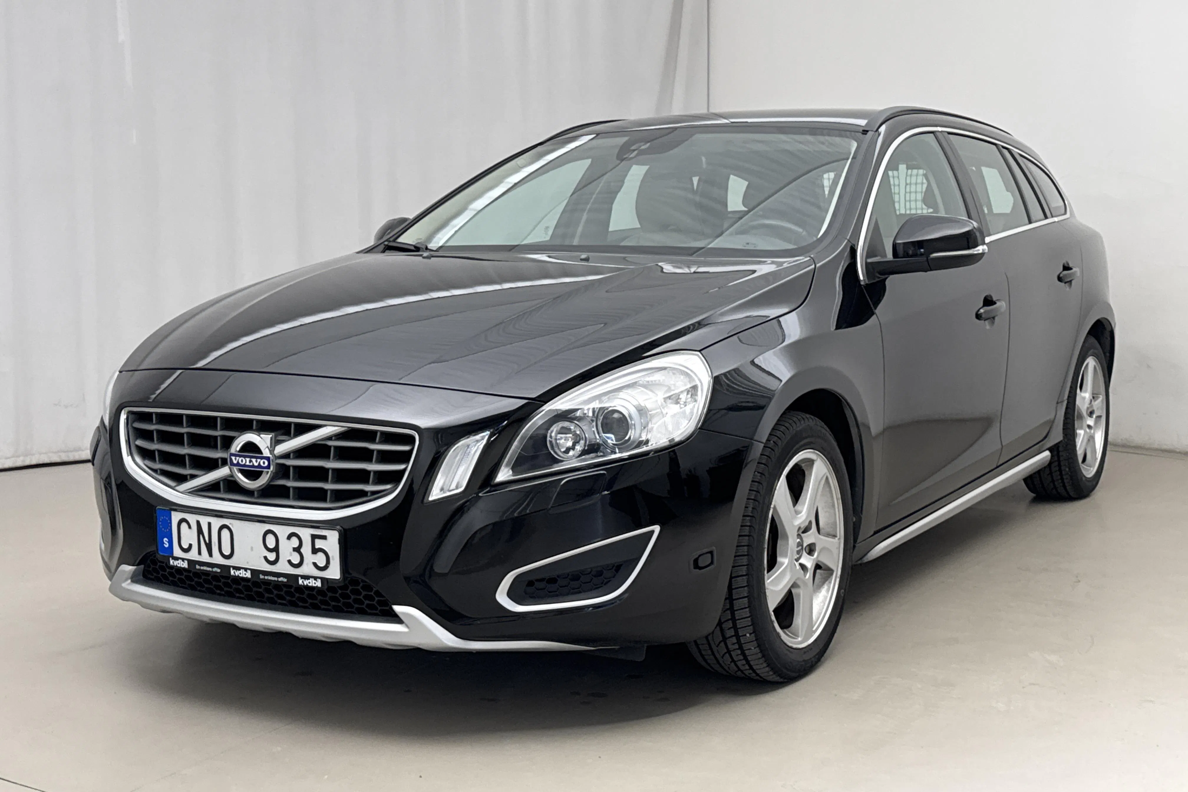 Præsentationsfoto 1 af 16: Volvo V60 T4F (180hk) - 141 620 kilometer - Manuel - Sort - 2013