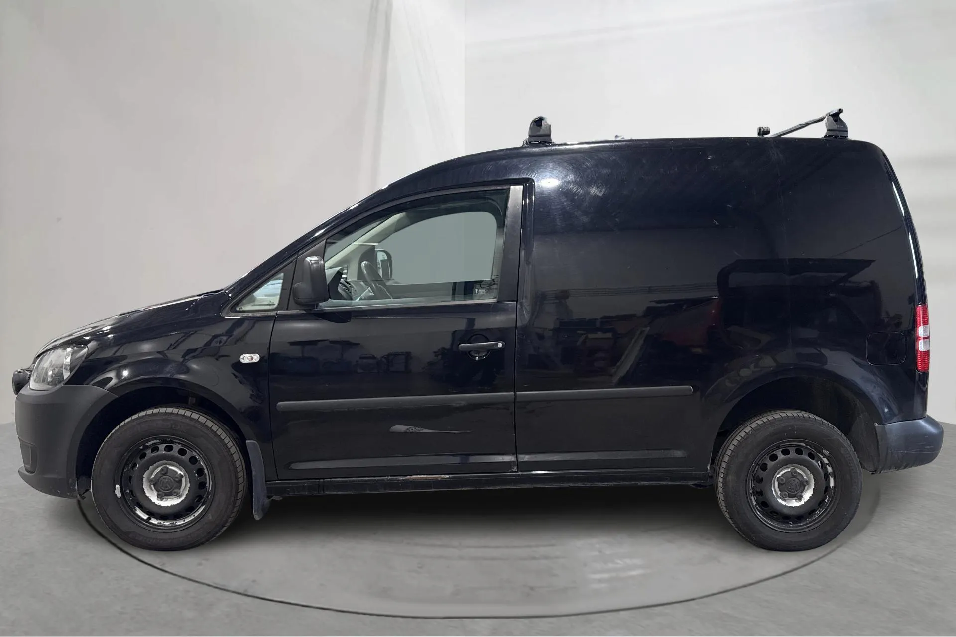 Presentationsfoto 2 av 12: VW Caddy 2.0 TDI Skåp 4-motion (110hk) - 18 100 mil - Manuell - svart - 2013