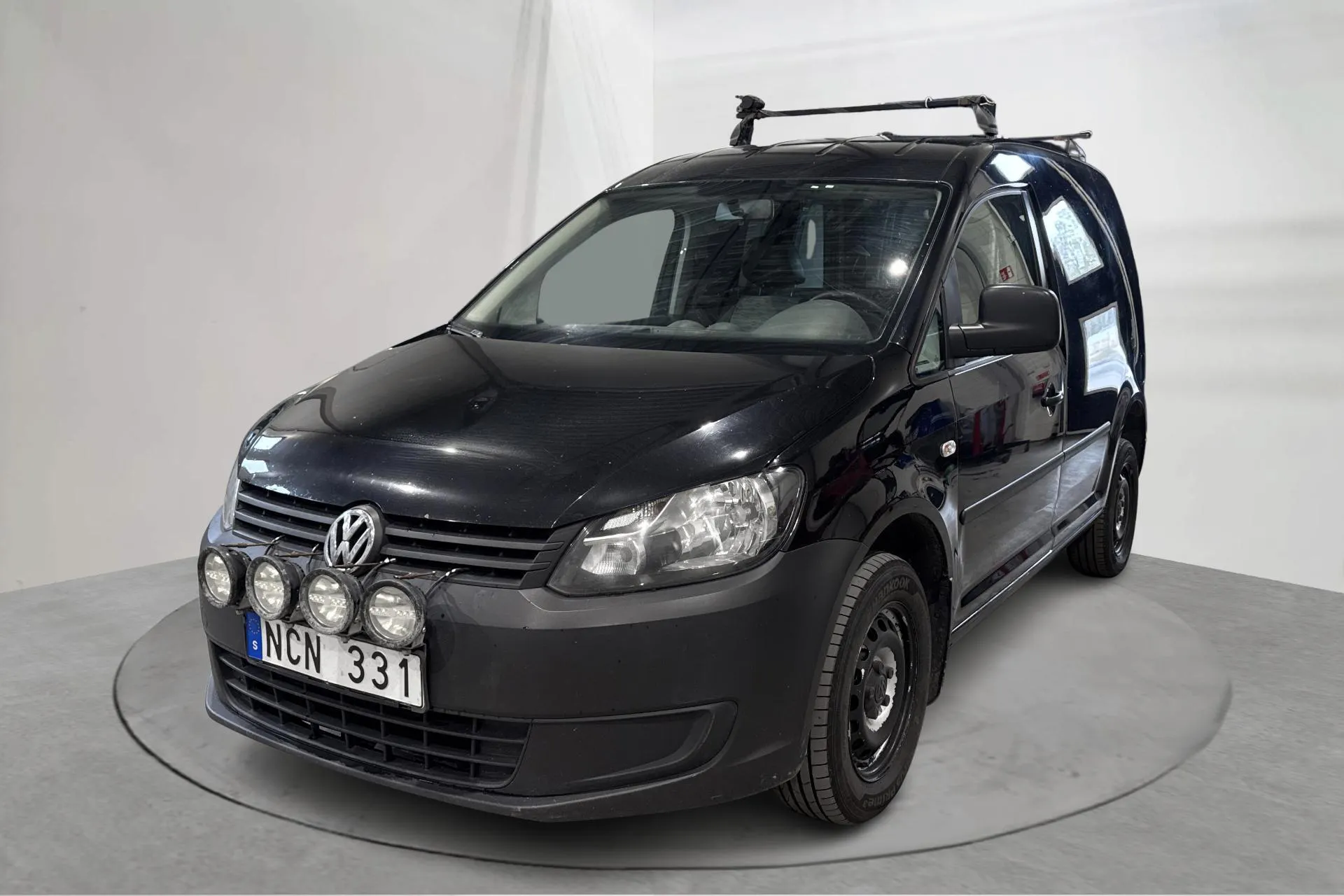 Presentationsfoto 1 av 12: VW Caddy 2.0 TDI Skåp 4-motion (110hk) - 18 100 mil - Manuell - svart - 2013
