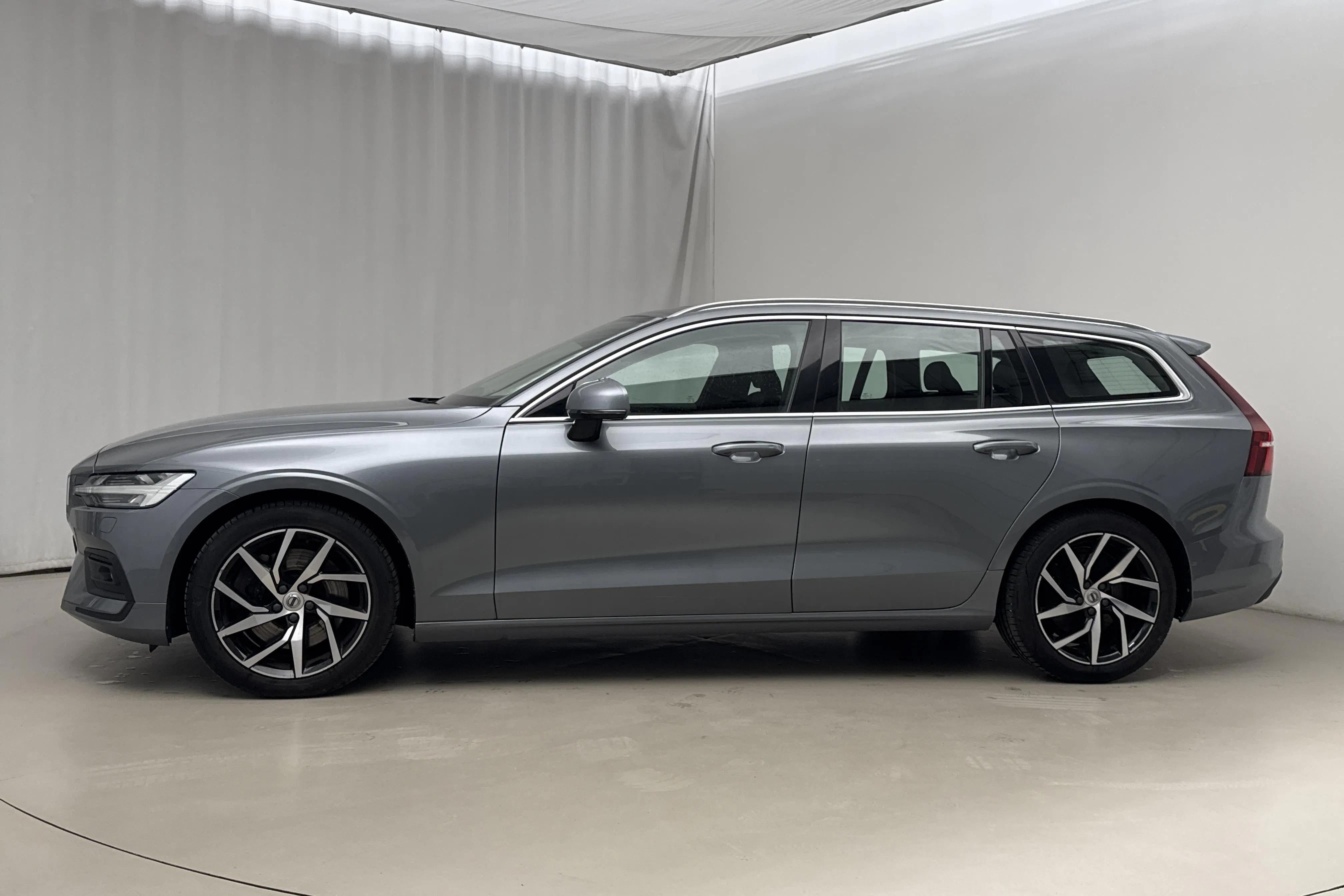 Presentationsfoto 2 av 20: Volvo V60 T5 (250hk) - 11 219 mil - Automat - grå - 2019