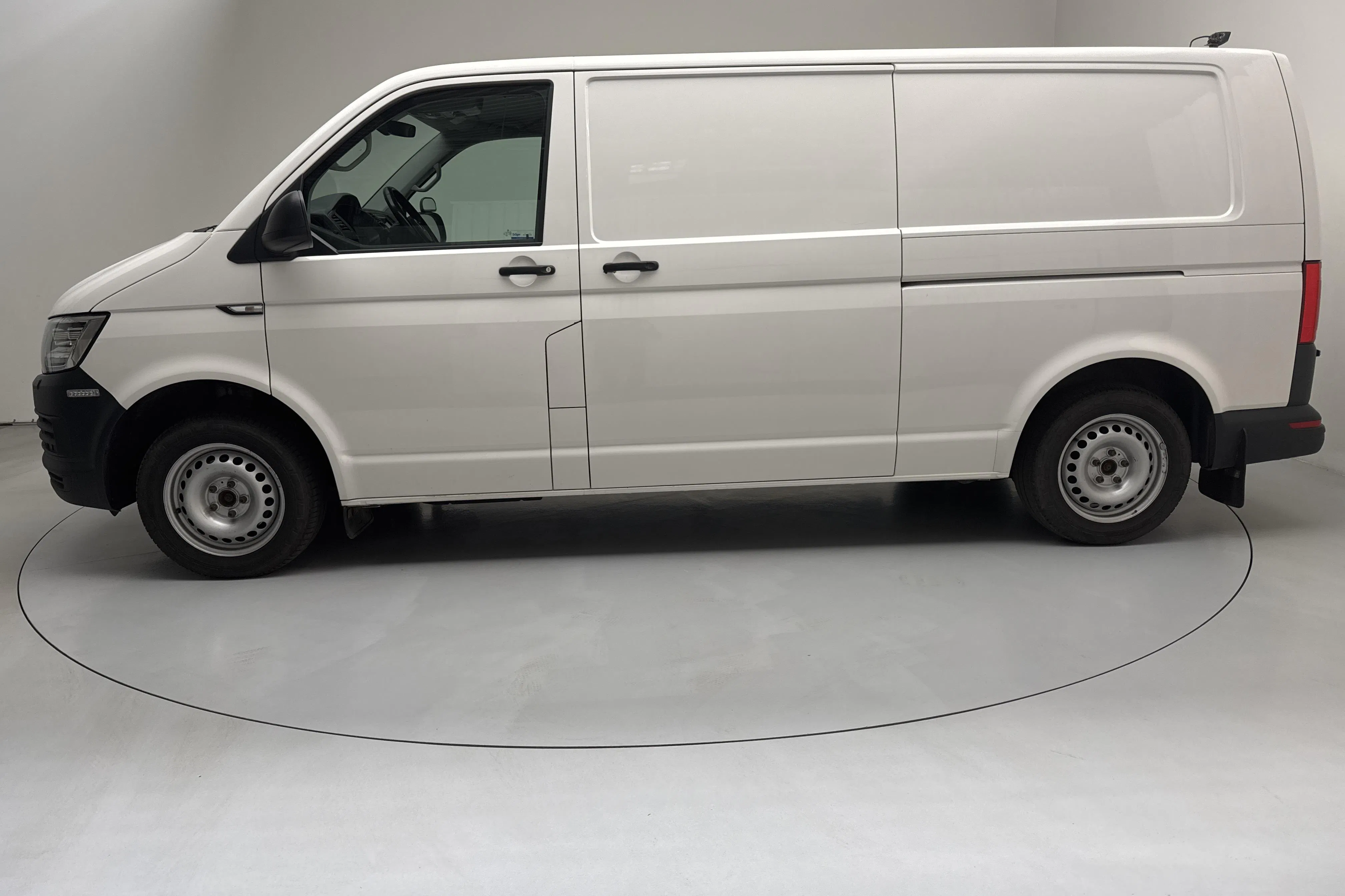 Presentation photo 2 of 15: VW Transporter T6 2.0 TDI BMT Skåp 4MOTION (150hk) - 176 050 km - Automatic - white - 2019