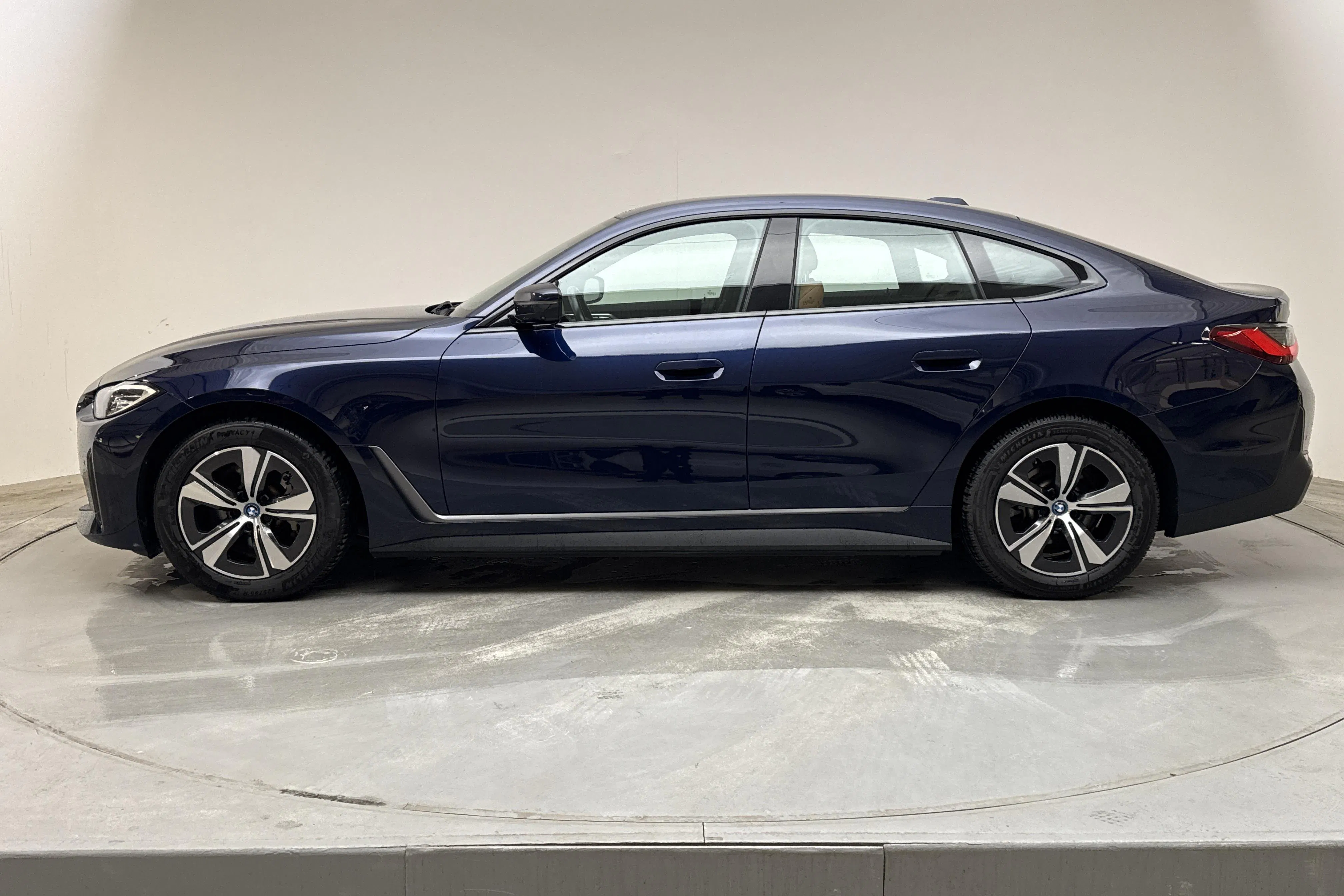 Presentationsfoto 2 av 17: BMW i4 eDrive40, G26 (340hk) - 10 226 mil - Automat - blå - 2024