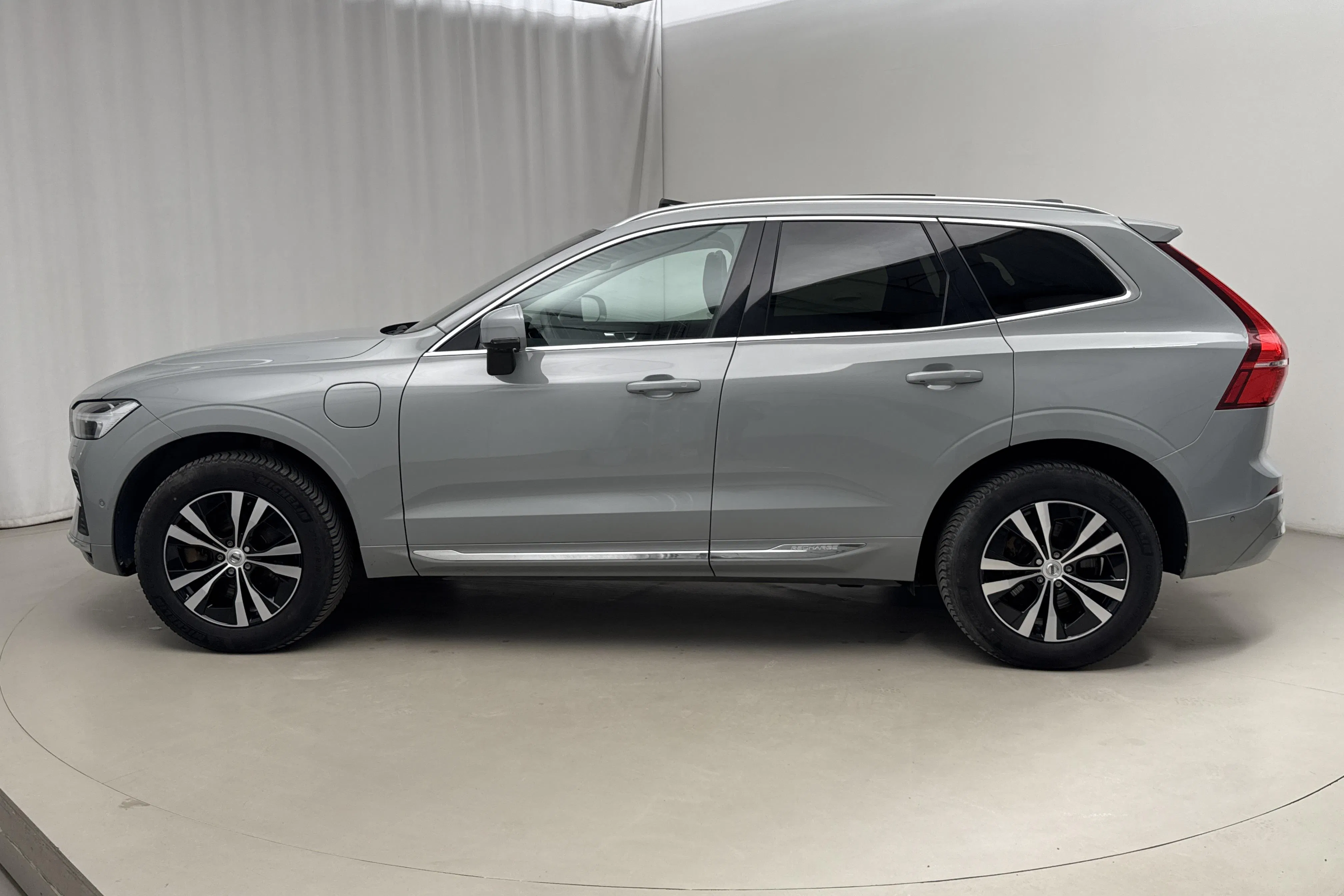 Presentationsfoto 2 av 28: Volvo XC60 T6 AWD Recharge (350hk) - 12 168 mil - Automat - grå - 2024