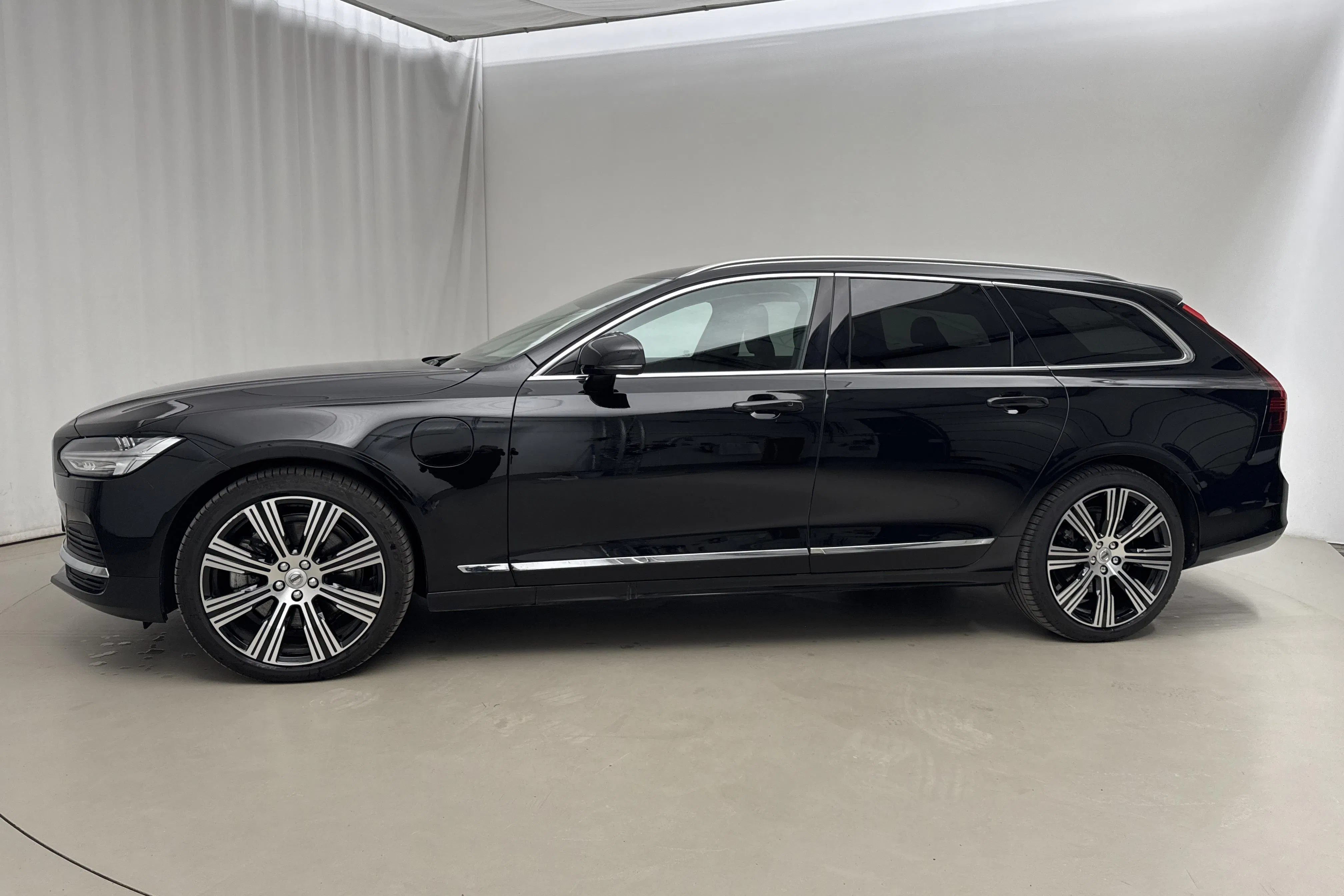 Presentationsfoto 2 av 24: Volvo V90 T6 AWD Recharge (350hk) - 2 409 mil - Automat - svart - 2025