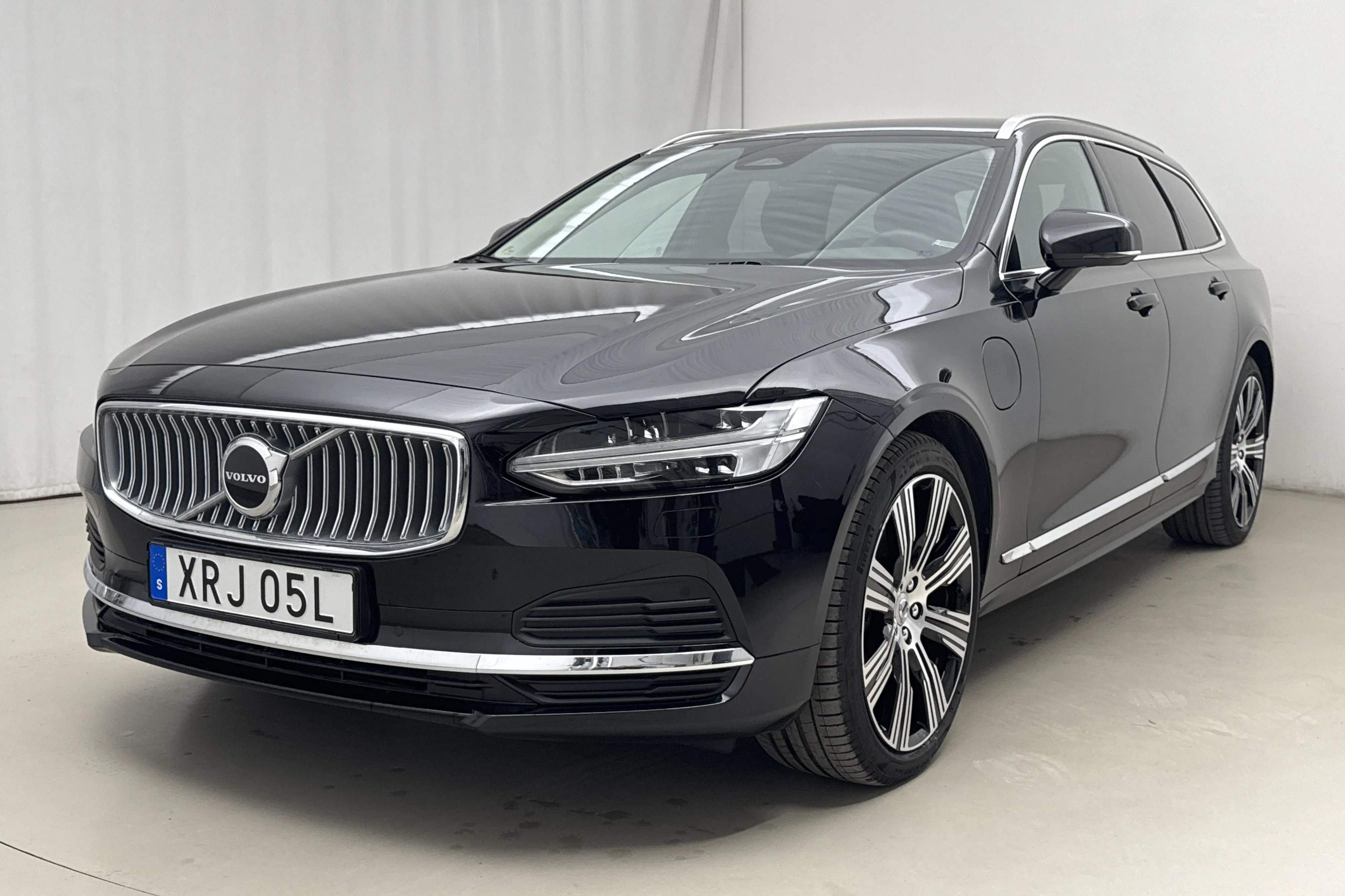 Presentationsfoto 1 av 24: Volvo V90 T6 AWD Recharge (350hk) - 2 409 mil - Automat - svart - 2025