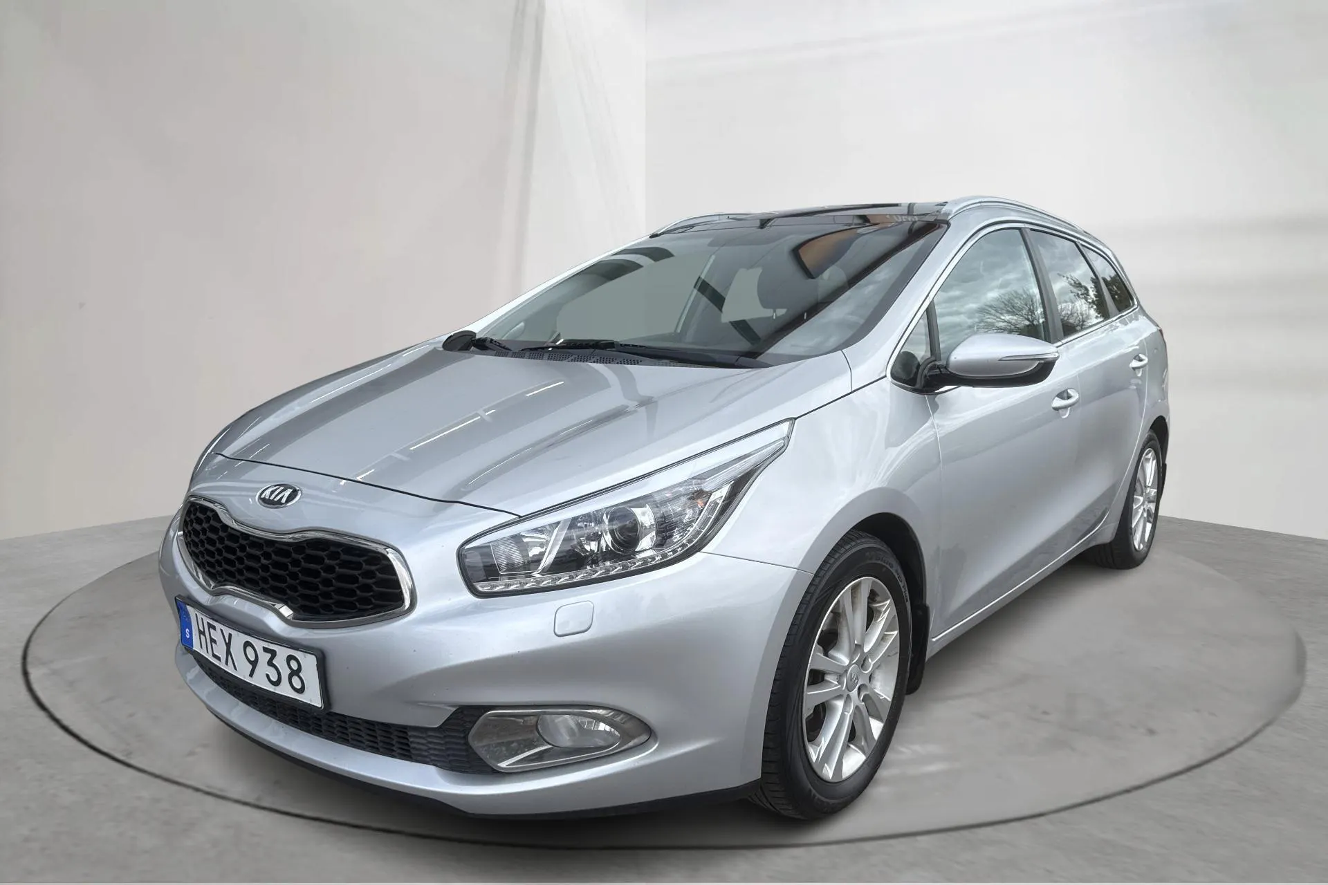 Presentationsfoto 1 av 18: KIA Cee'd 1.6 CRDi SW (128hk) - 17 362 mil - Automat - grå - 2015
