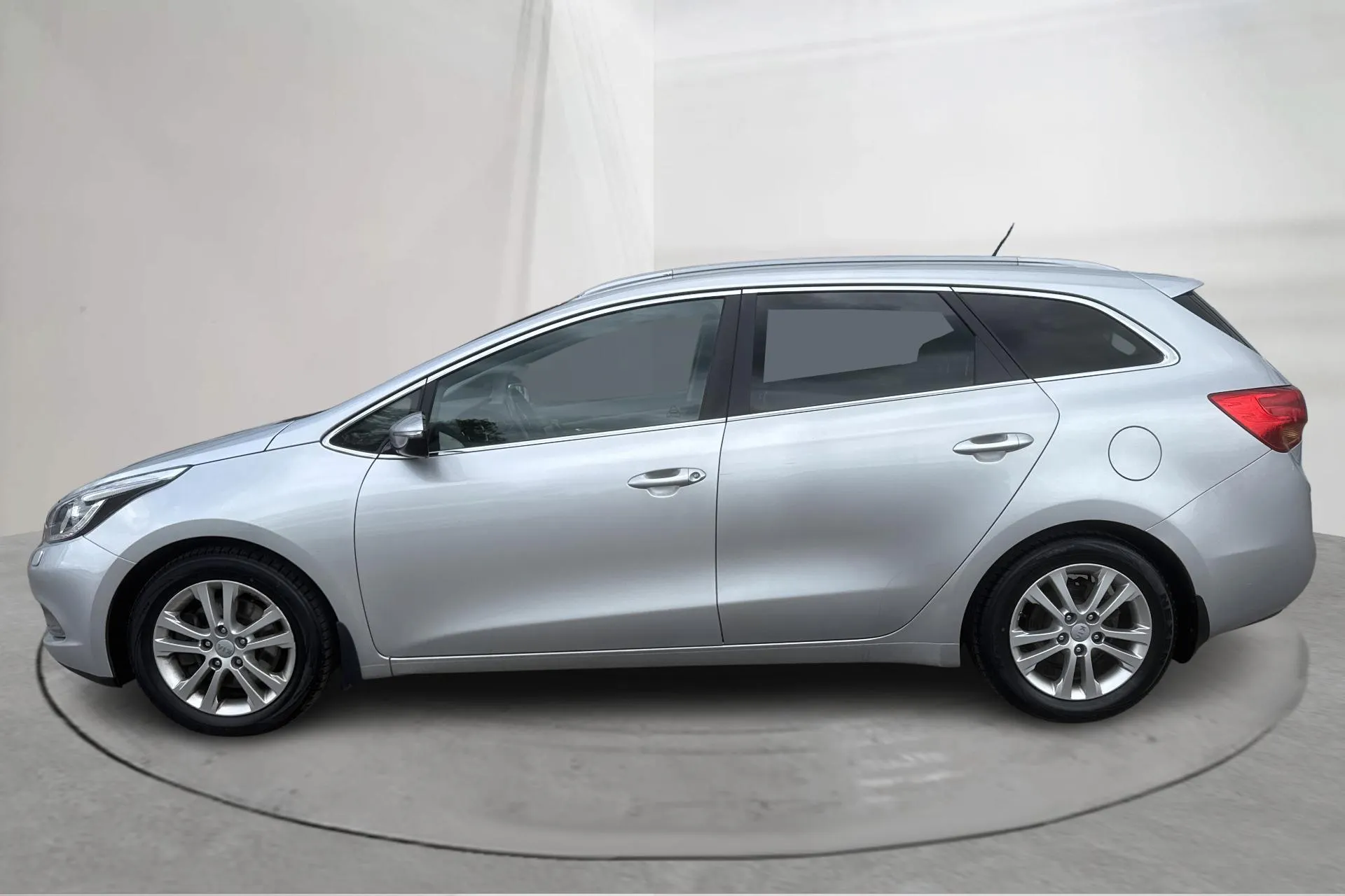 Presentationsfoto 2 av 18: KIA Cee'd 1.6 CRDi SW (128hk) - 17 362 mil - Automat - grå - 2015
