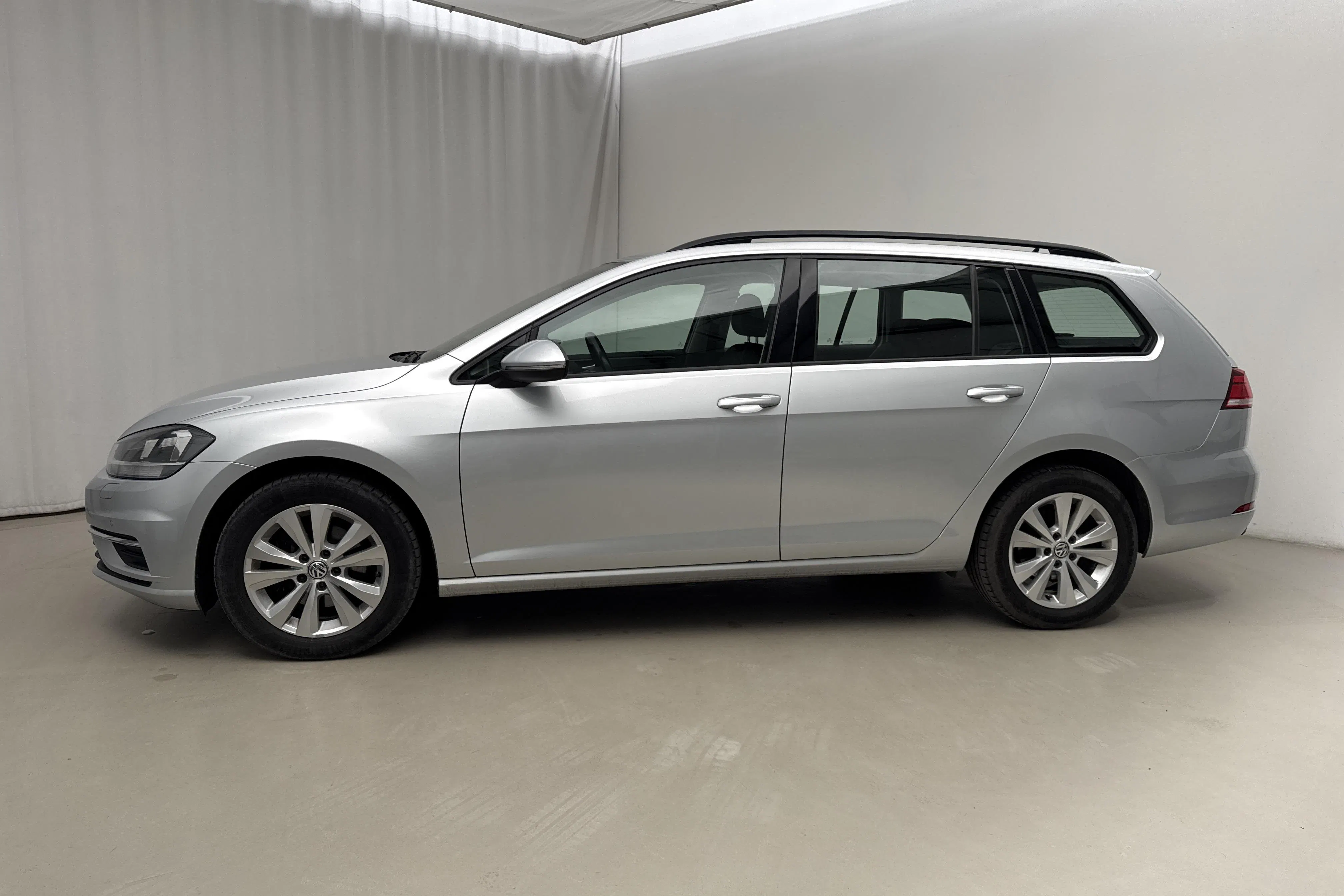 Presentationsfoto 2 av 17: VW Golf VII 1.6 TDI Sportscombi (115hk) - 15 592 mil - Automat - silver - 2019