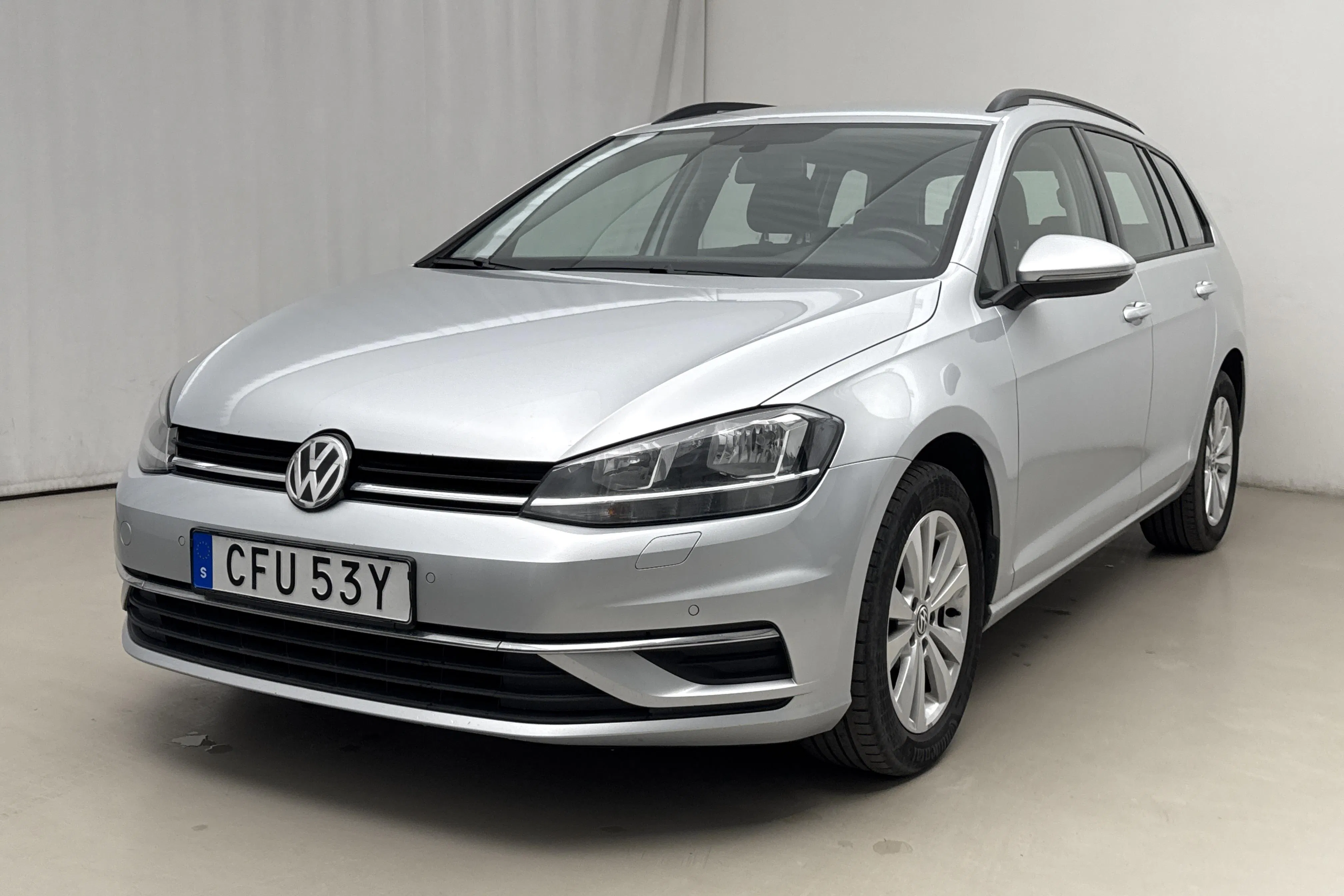 Presentationsfoto 1 av 17: VW Golf VII 1.6 TDI Sportscombi (115hk) - 15 592 mil - Automat - silver - 2019