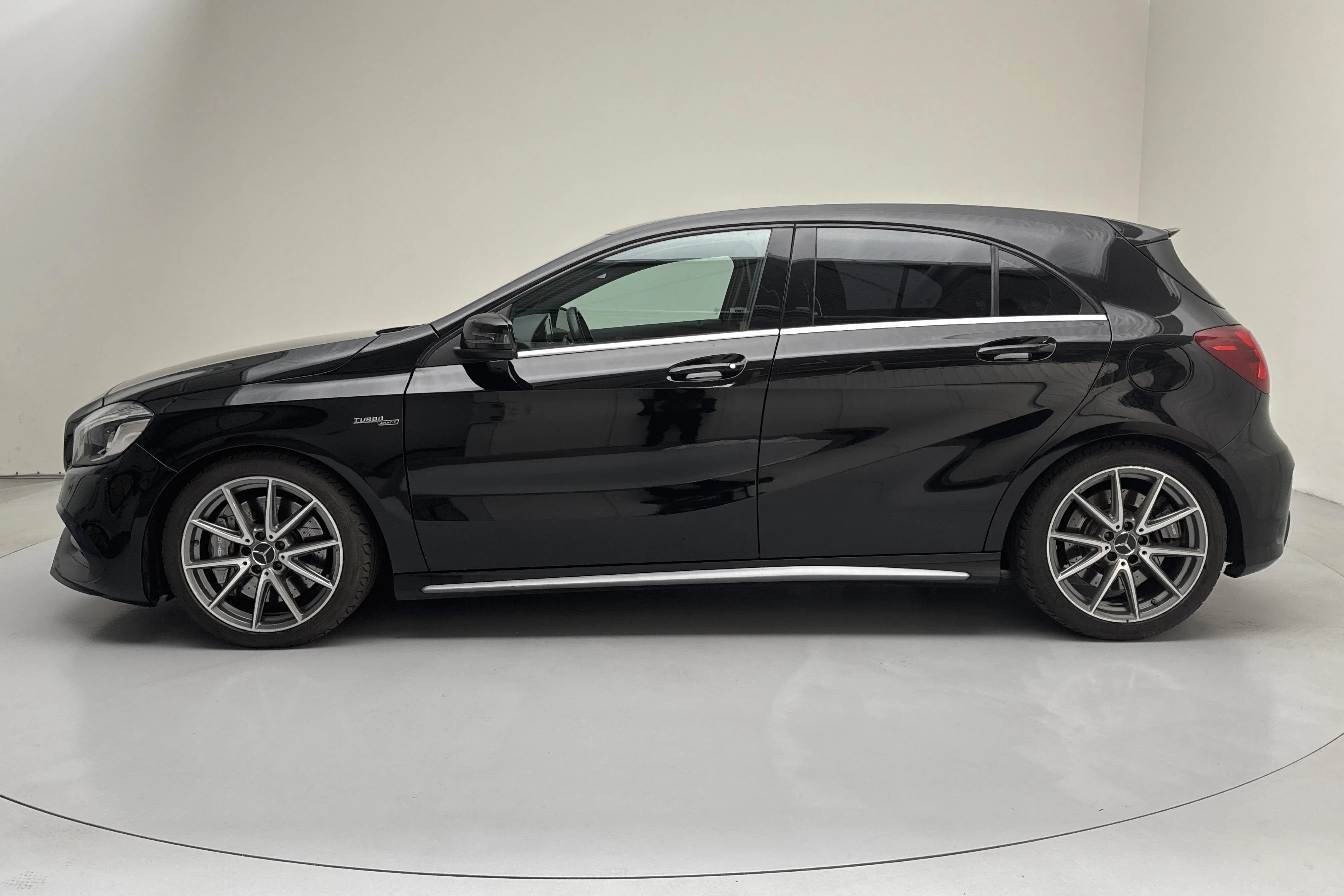Presentationsfoto 2 av 14: Mercedes A 45 AMG 4MATIC W176 (381hk) - 9 357 mil - Automat - svart - 2017