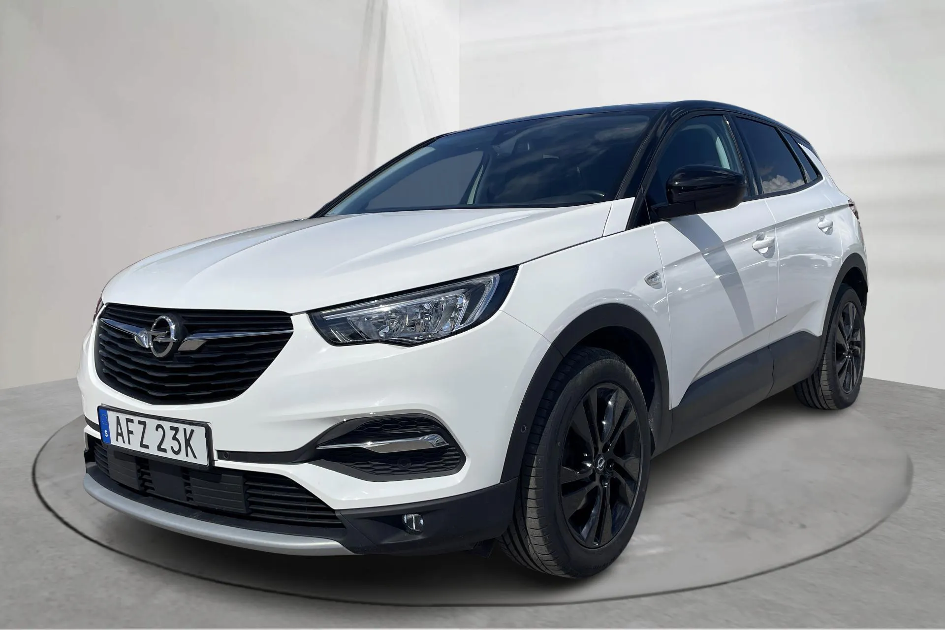 Presentation photo 1 of 16: Opel Grandland X 1.2 ECOTEC (130hk) - 73 930 km - Automatic - white - 2021