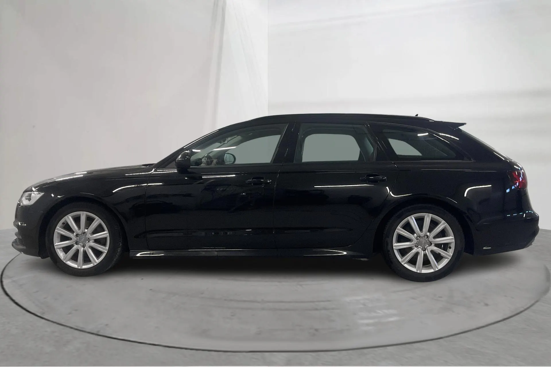 Presentationsfoto 2 av 18: Audi A6 2.0 TDI Avant (190hk) - 11 125 mil - Manuell - svart - 2016