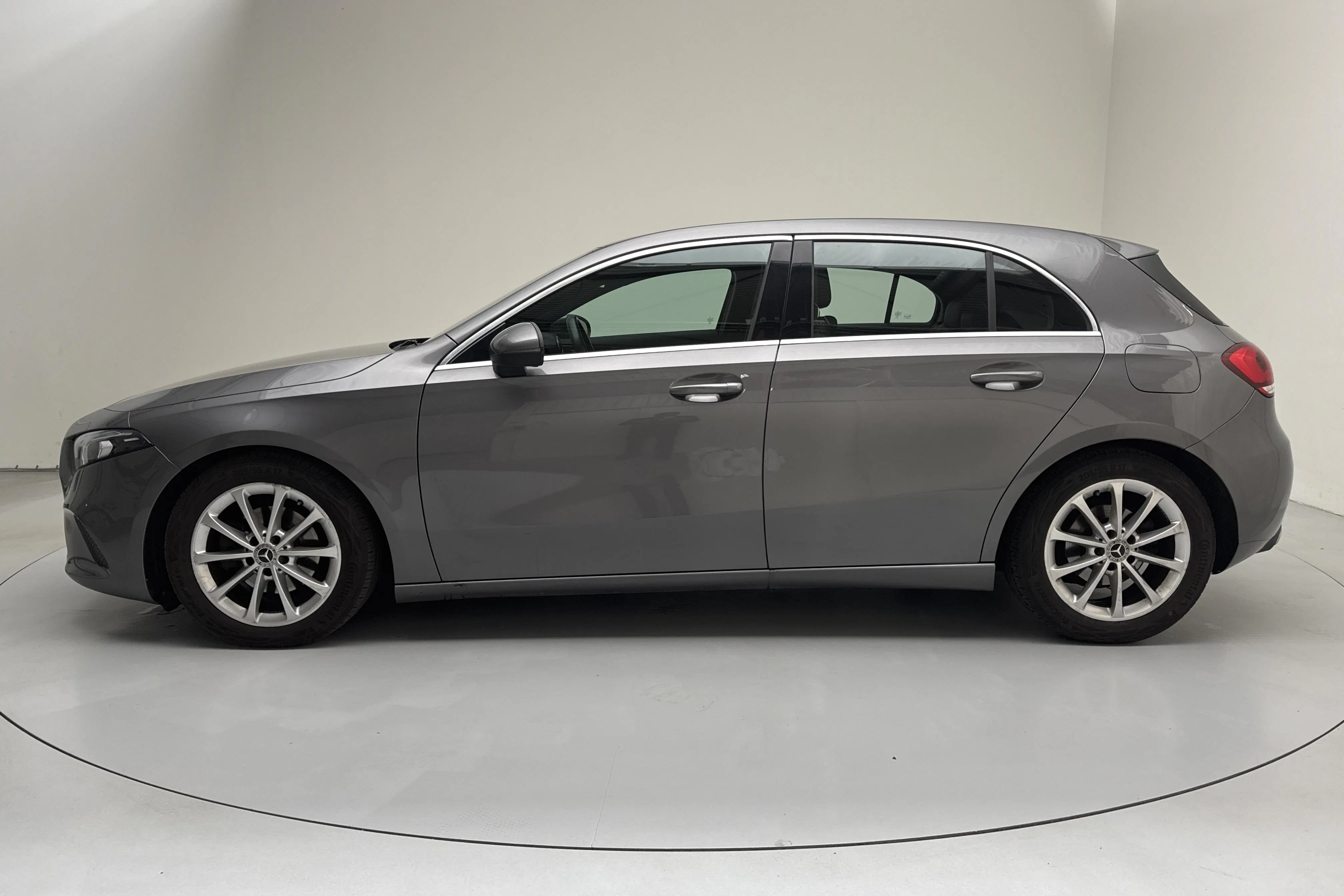 Presentationsfoto 2 av 14: Mercedes A 180 d 5dr W177 (116hk) - 7 393 mil - Automat - Dark Grey - 2019