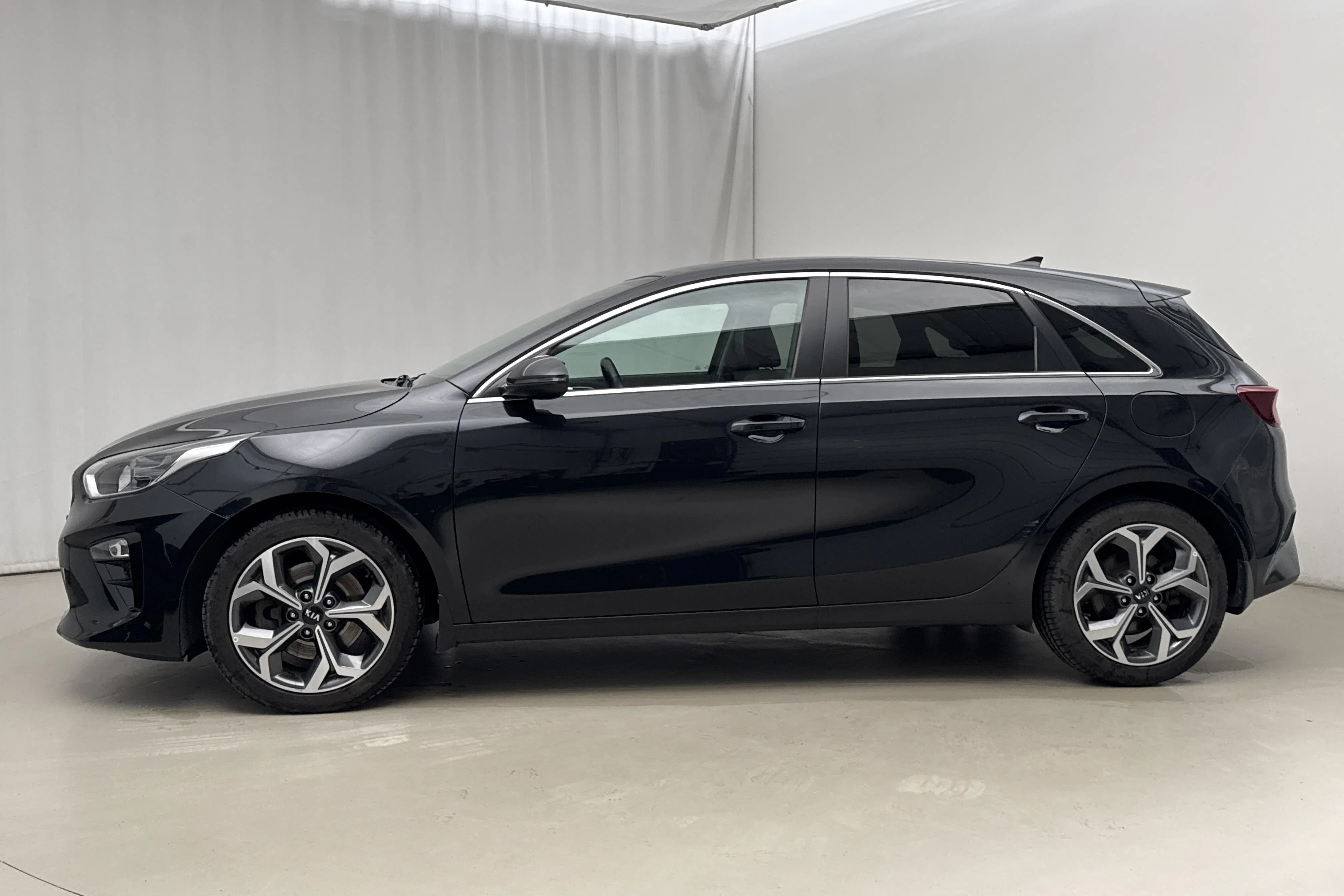 Presentationsfoto 2 av 17: KIA Ceed 1.5 T-GDi 5dr (160hk) - 5 778 mil - Automat - svart - 2021