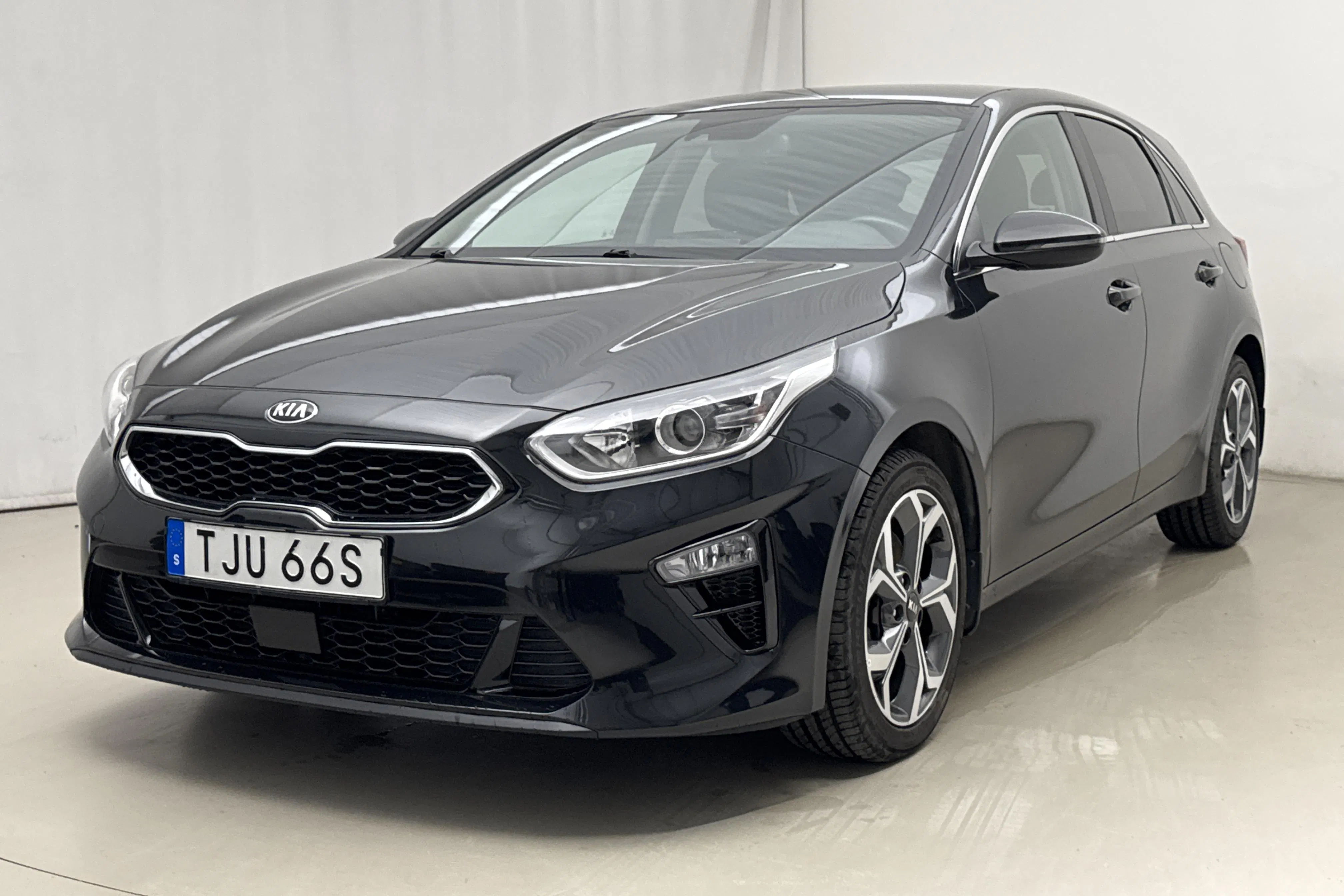 Presentationsfoto 1 av 17: KIA Ceed 1.5 T-GDi 5dr (160hk) - 5 778 mil - Automat - svart - 2021