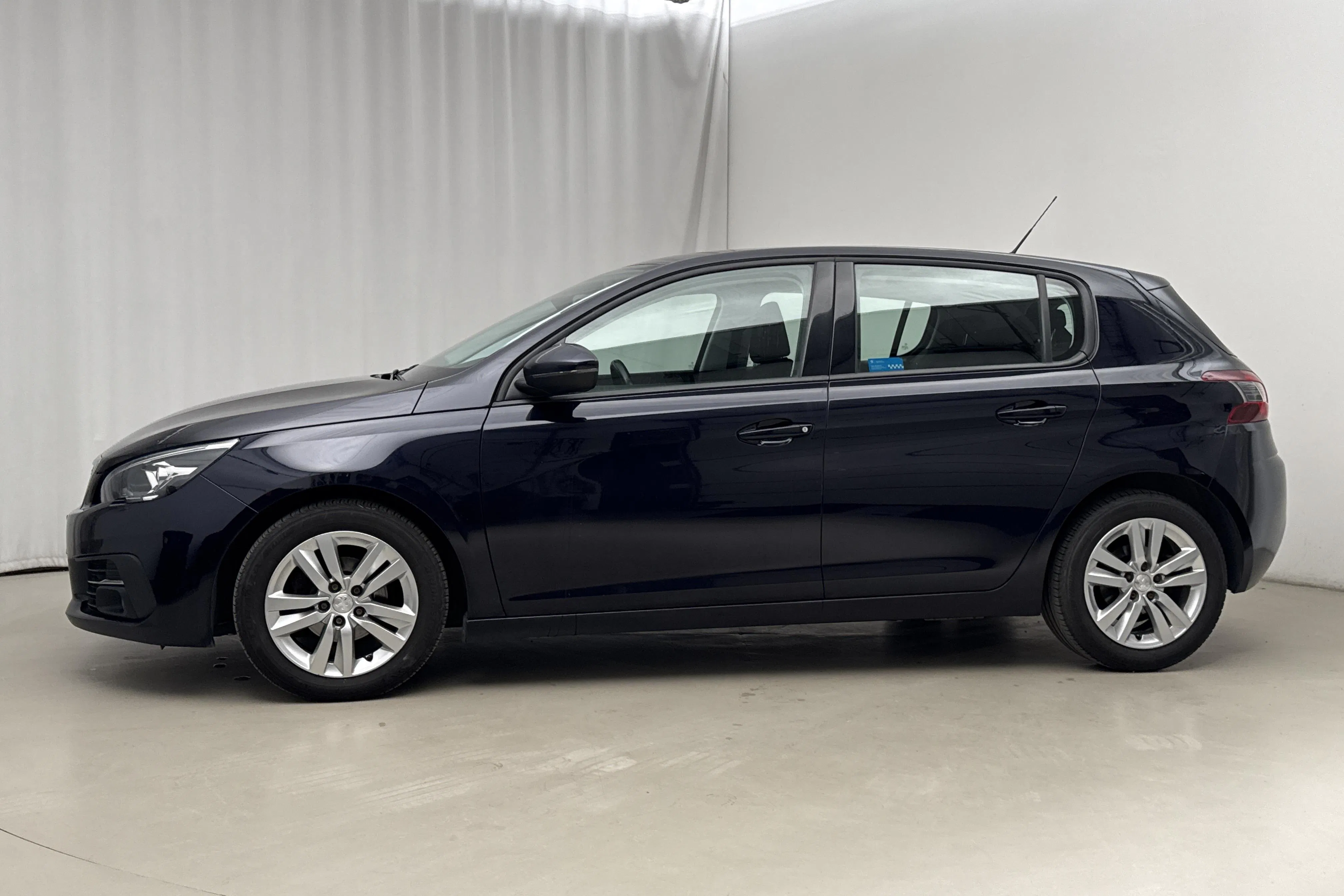 Presentationsfoto 2 av 16: Peugeot 308 PureTech 5dr (110hk) - 17 946 mil - Manuell - Dark Blue - 2018