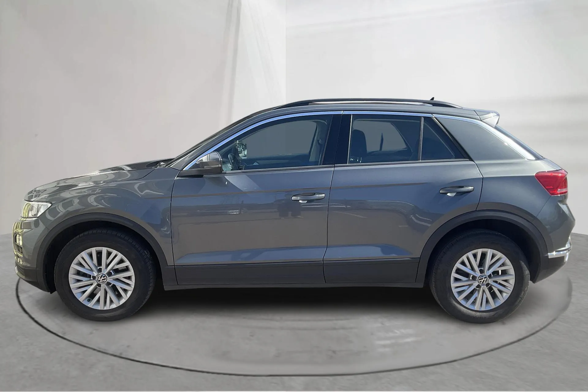 Presentationsfoto 2 av 14: VW T-Roc 2.0 TDI 4MOTION (150hk) - 15 115 mil - Automat - Dark Grey - 2021