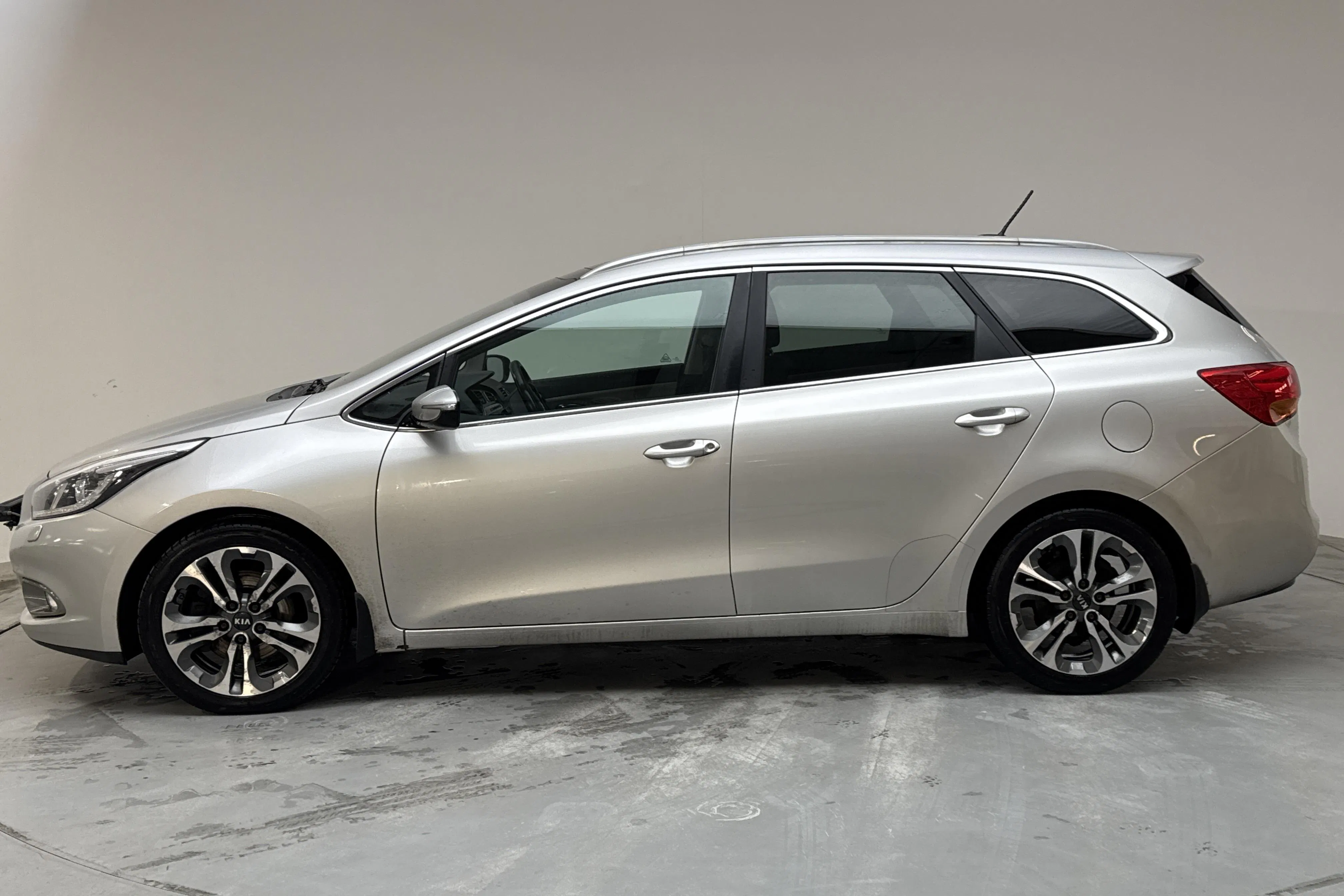 Presentationsfoto 2 av 15: KIA Cee'd 1.6 CRDi SW (128hk) - 27 866 mil - Manuell - grå - 2015