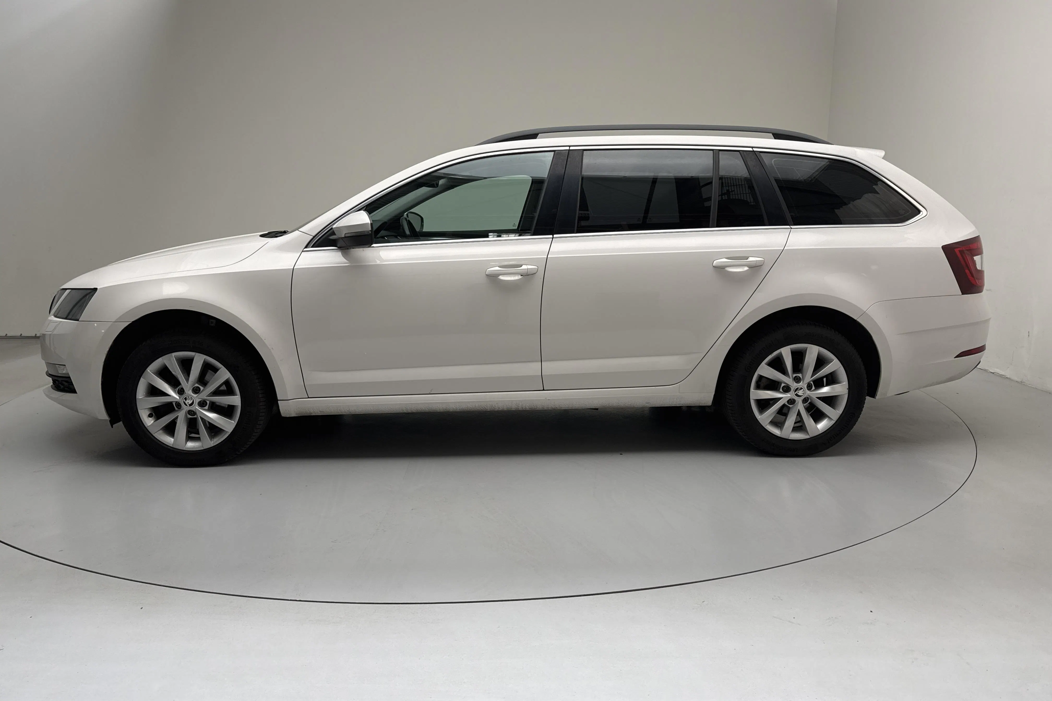 Zdjęcie prezentacyjne 2 z 13: Skoda Octavia III 2.0 TDI CR Combi 4x4 (150hk) - 148 490 km - Manualna - biały - 2018