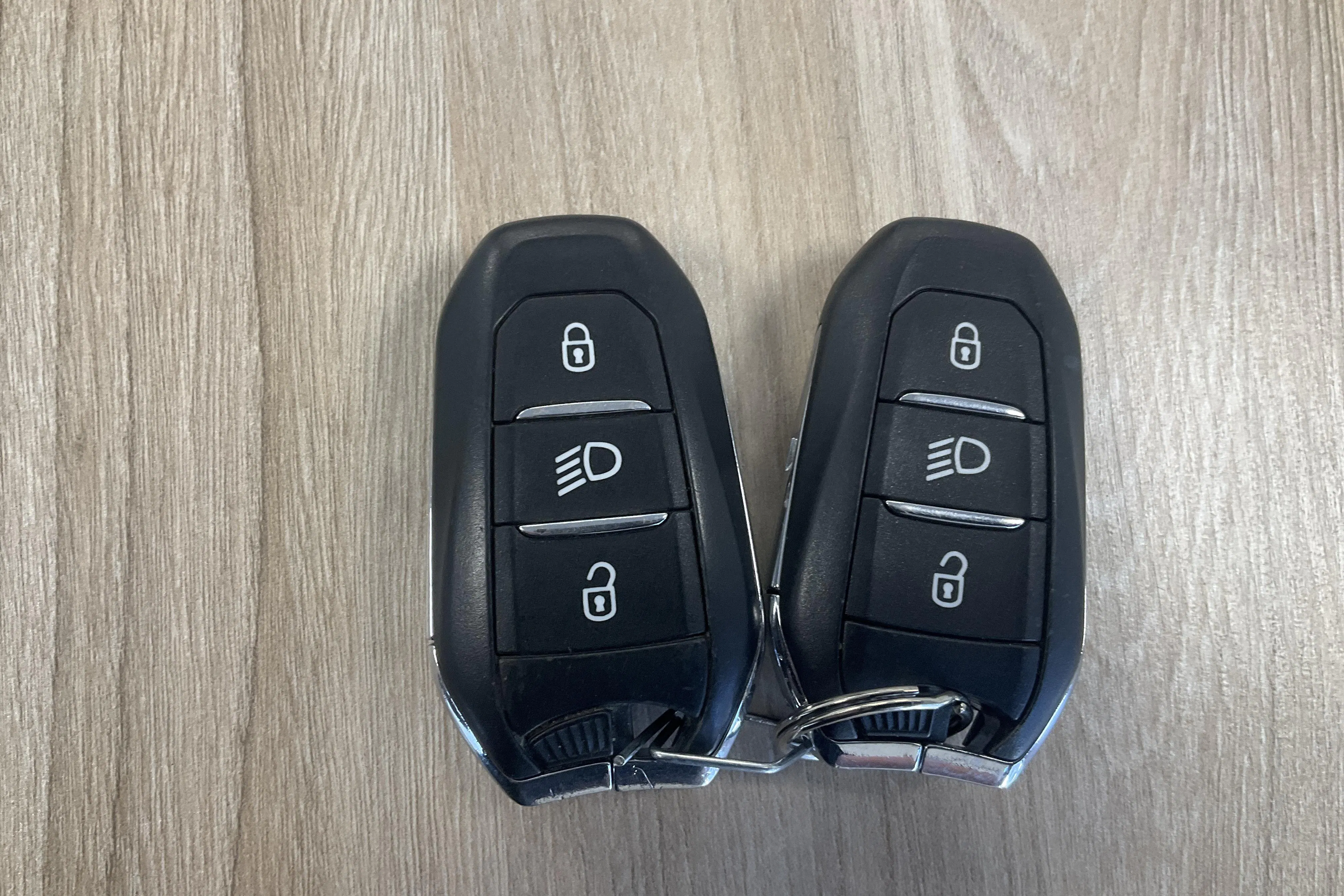 Presentationsfoto 15 av 15: Peugeot 5008 1.6 BlueHDi (120hk) - 13 240 mil - Automat - grå - 2018