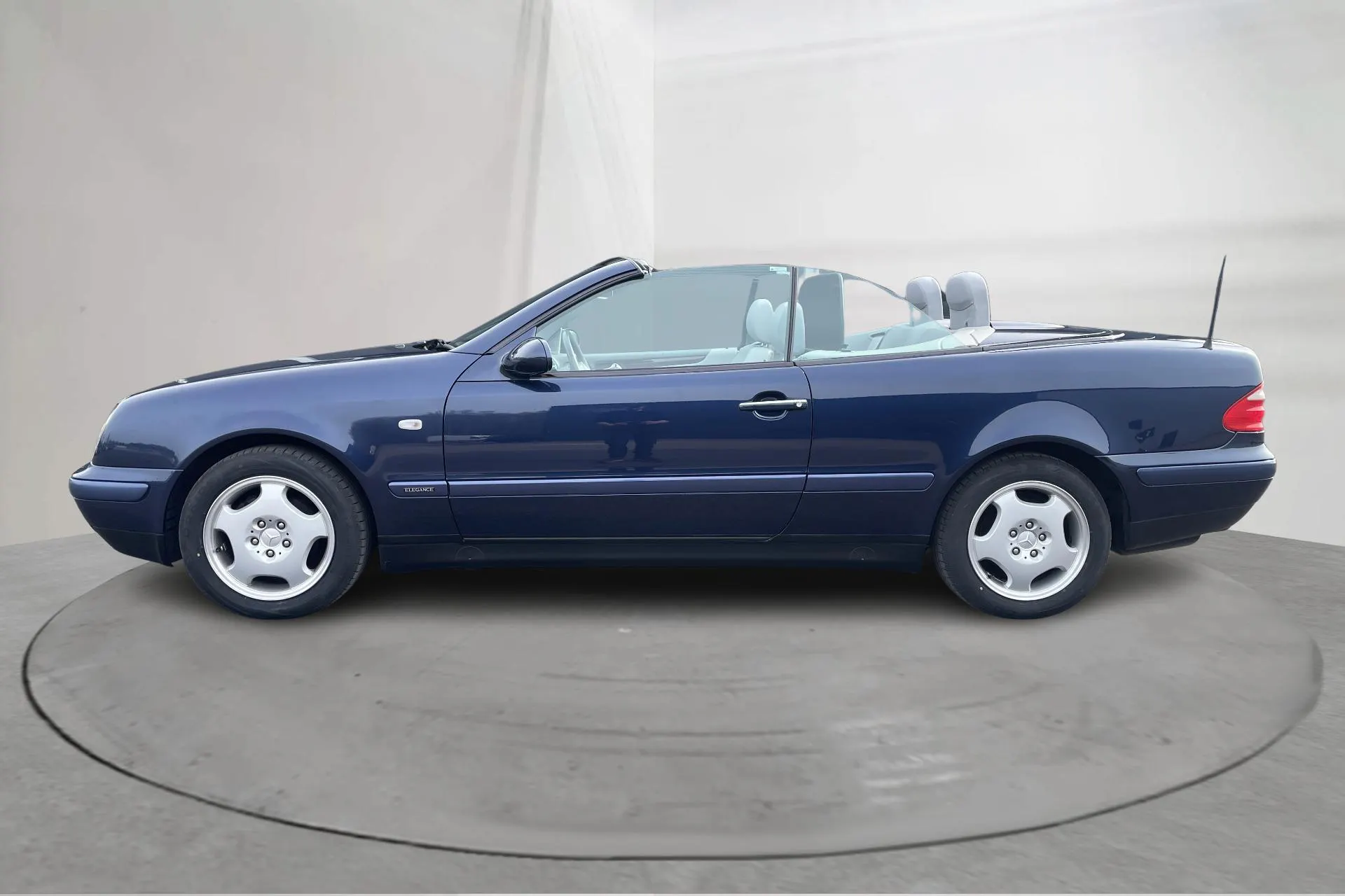 Presentationsfoto 2 av 22: Mercedes CLK 200 Cabrio C208 (136hk) - 5 232 mil - Automat - Dark Blue - 1999