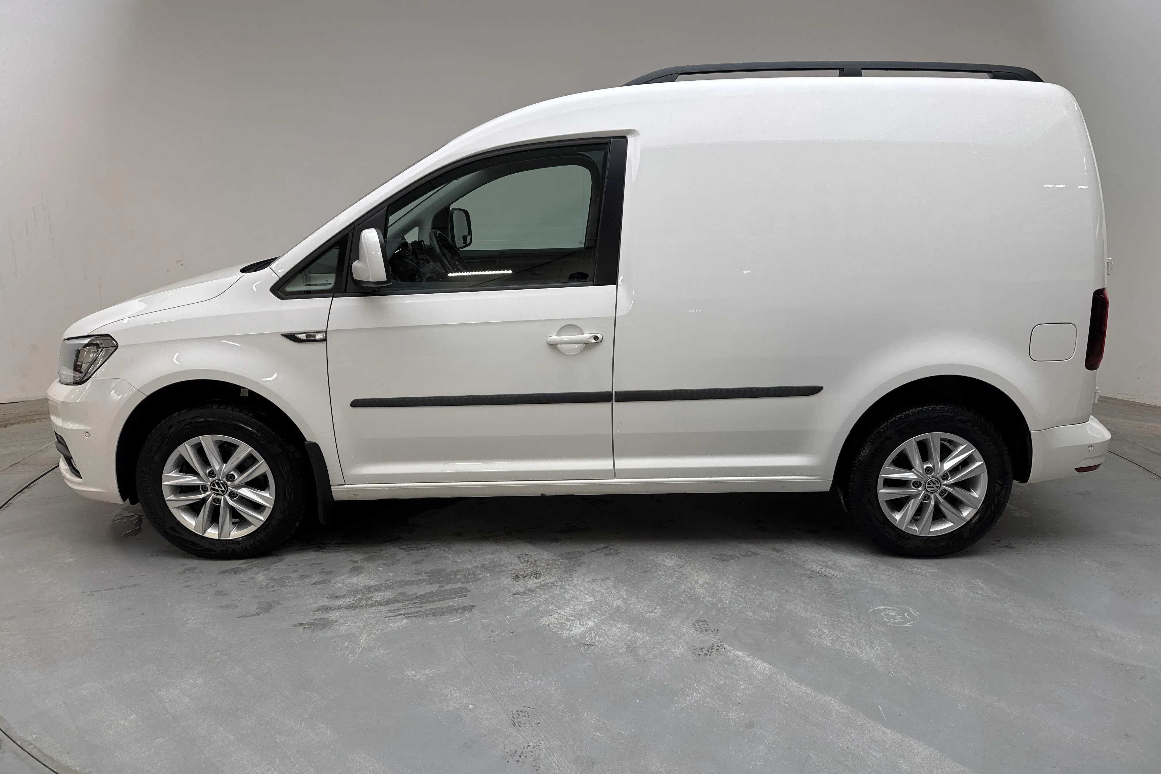 Presentationsfoto 2 av 11: VW Caddy 2.0 TDI Skåp (102hk) - 8 253 mil - Manuell - vit - 2020