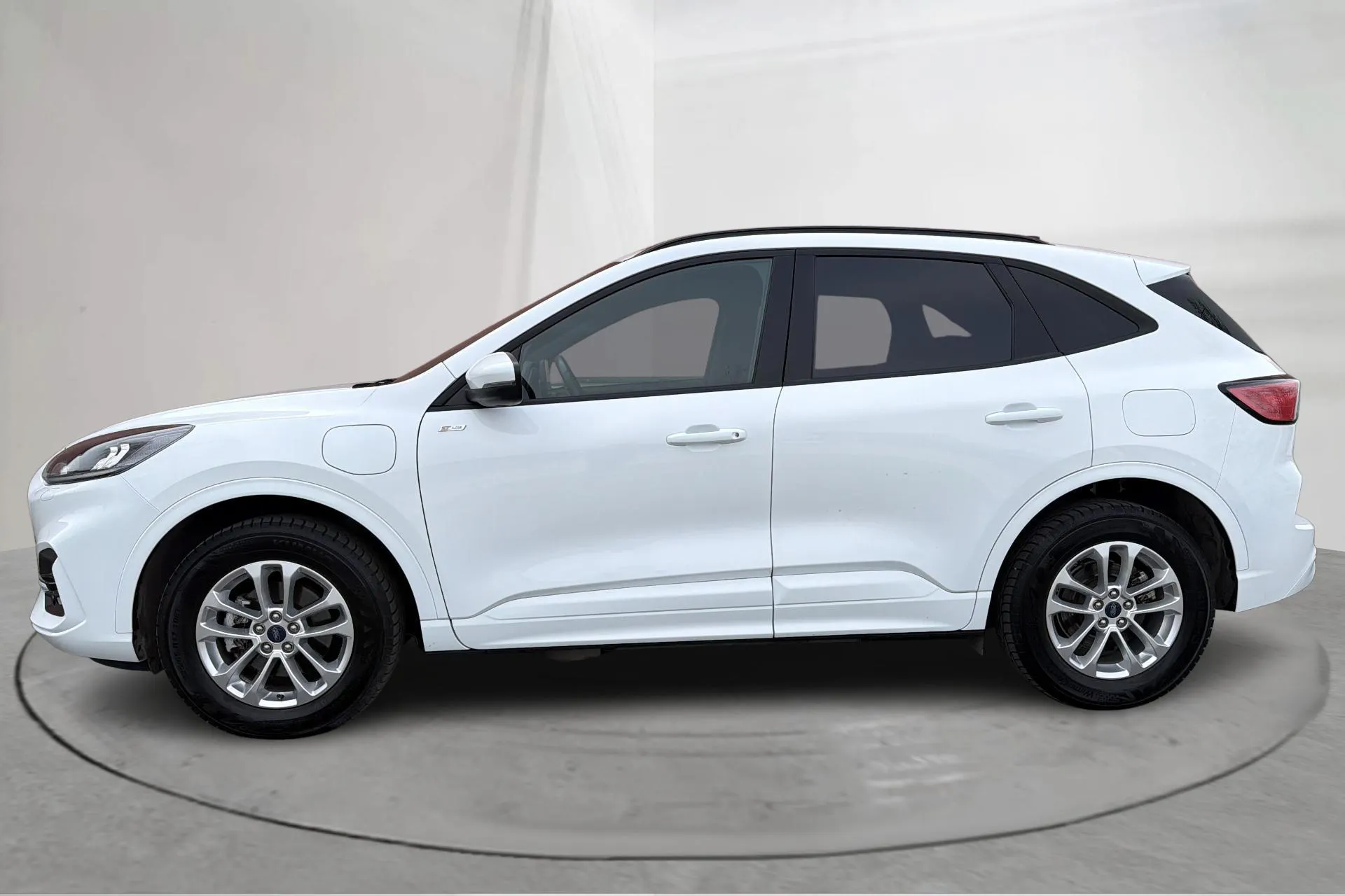 Presentationsfoto 2 av 16: Ford Kuga 2.5 PHEV (225hk) - 6 109 mil - Automat - vit - 2024