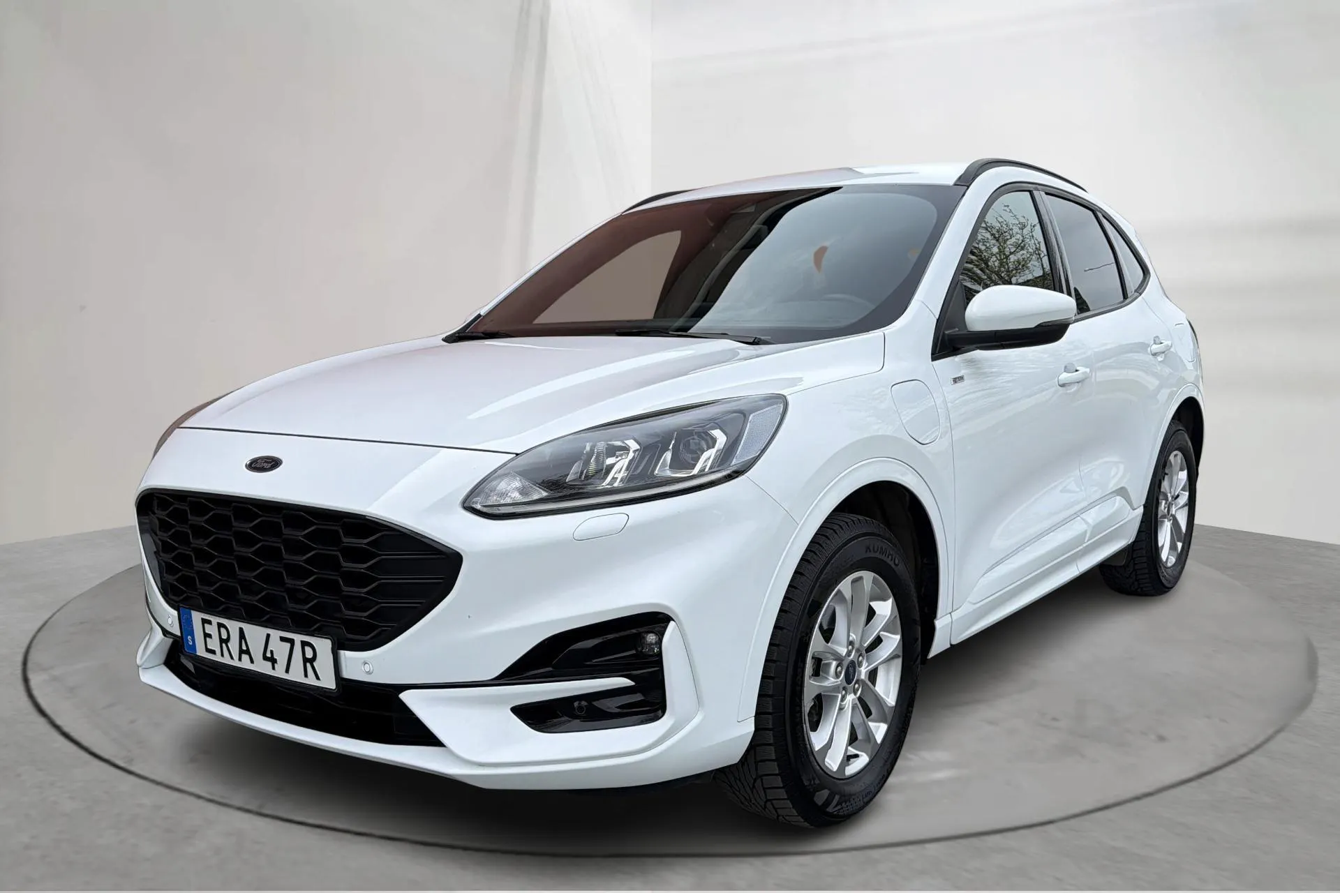 Presentationsfoto 1 av 16: Ford Kuga 2.5 PHEV (225hk) - 6 109 mil - Automat - vit - 2024