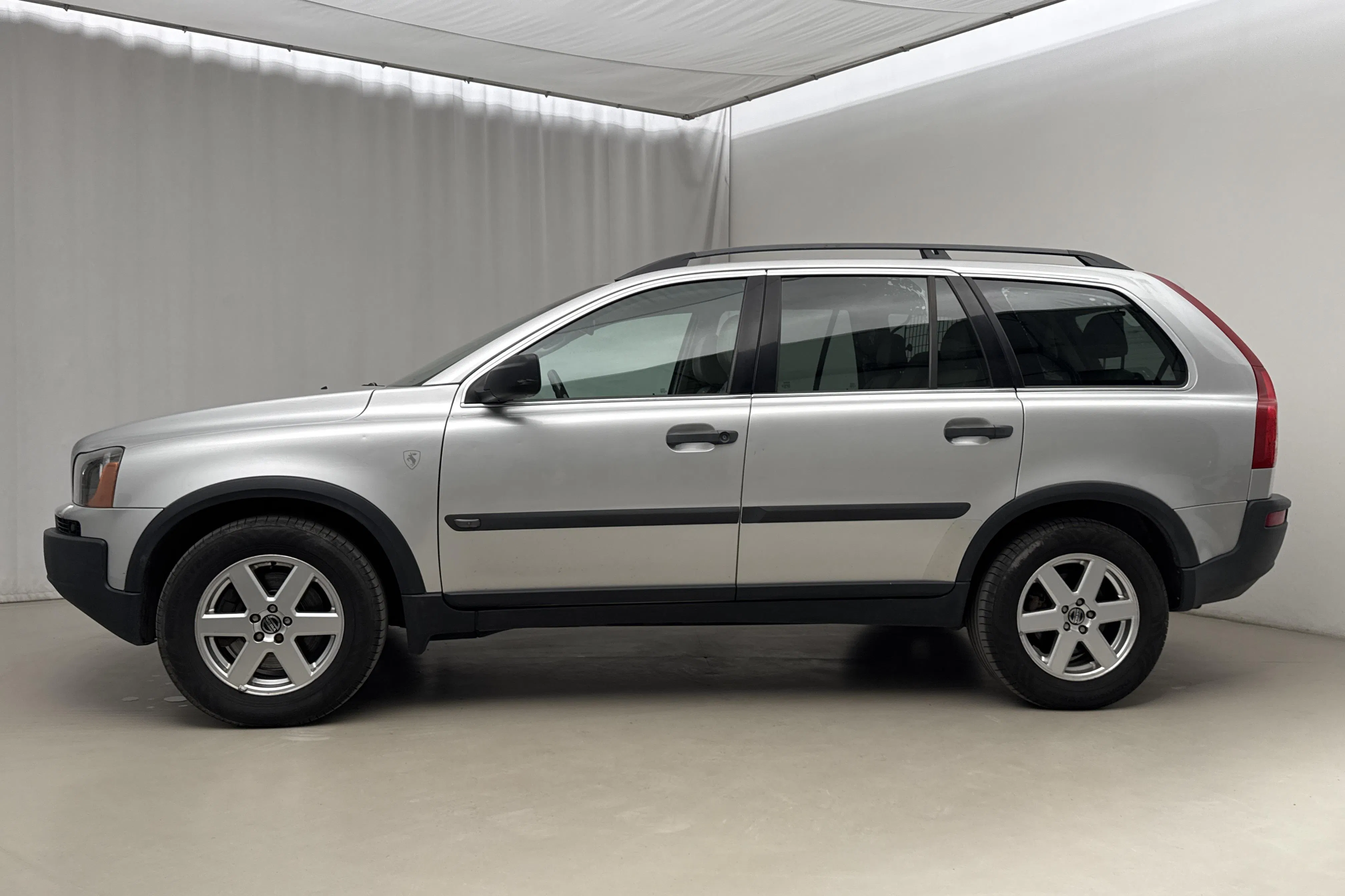 Presentation photo 2 of 21: Volvo XC90 2.5T (210hk) - 244 310 km - Automatic - Light Grey - 2005