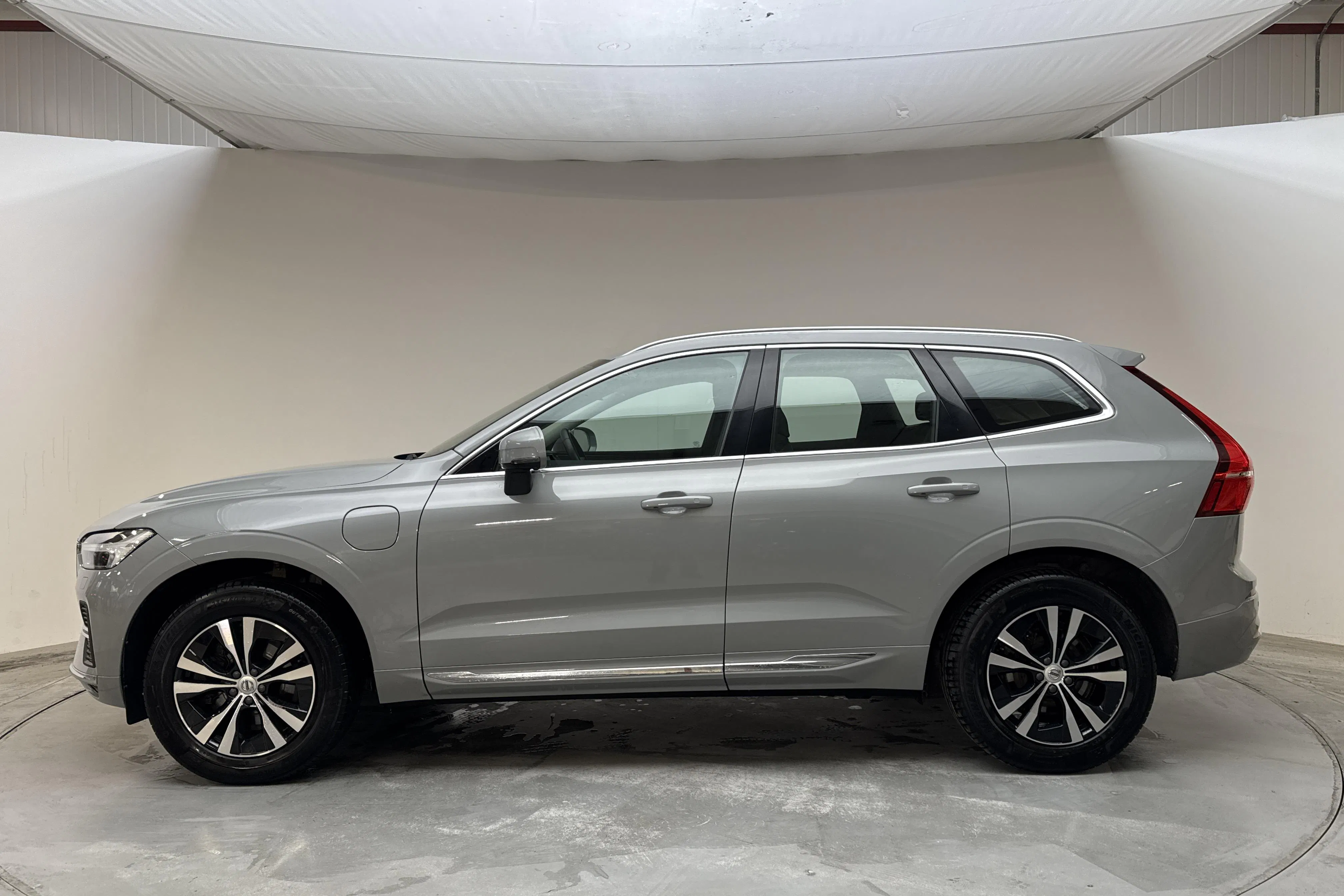 Presentationsfoto 2 av 16: Volvo XC60 T6 AWD Recharge (350hk) - 8 867 mil - Automat - grå - 2025